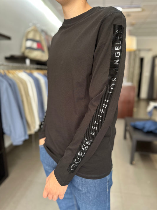 CAMISETA MANGA LARGA GUESS CON LOGO EN LAS MANGAS NEGRA