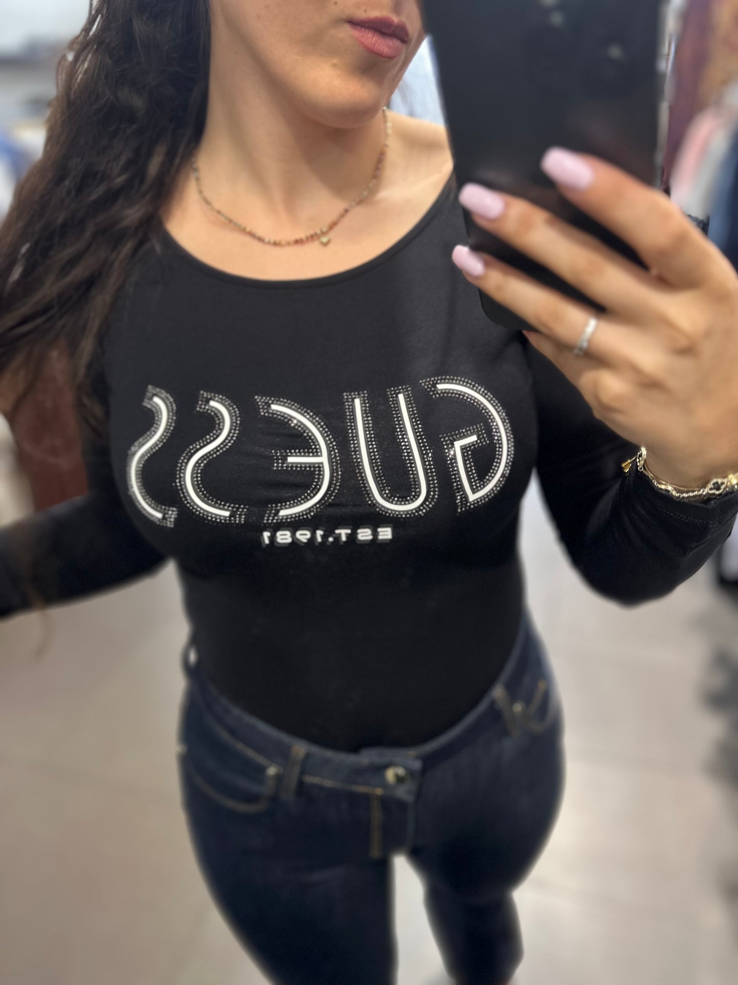 BODY GUESS NEGRO CON LOGO BRILLOS
