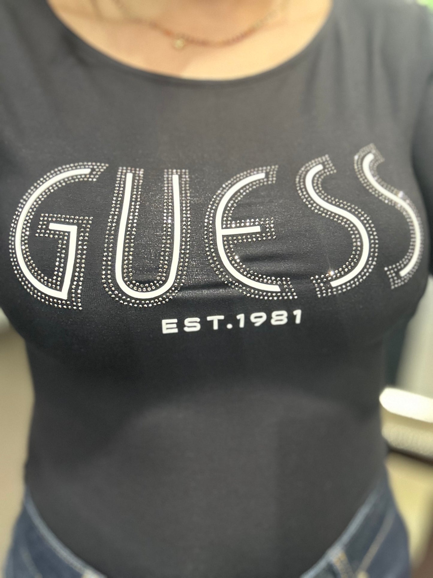BODY GUESS NEGRO CON LOGO BRILLOS