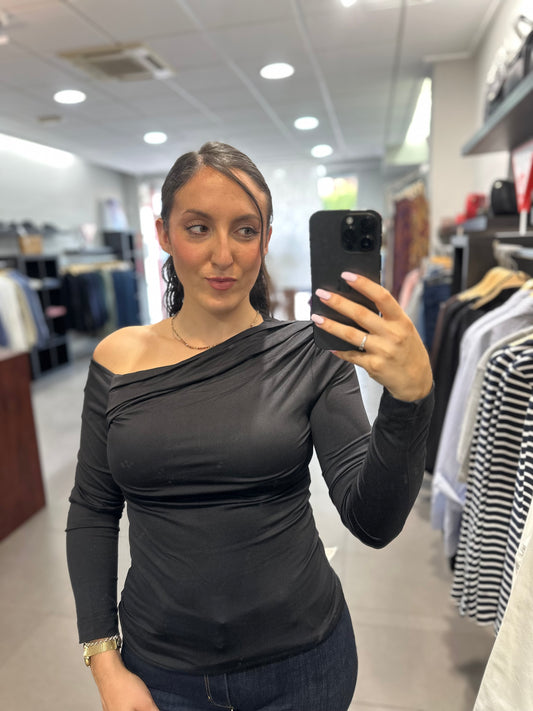 CAMISETA GUESS FRUNCIDO Y HOMBRO DESCUBIERTO NEGRA CON LOGO BRILLO
