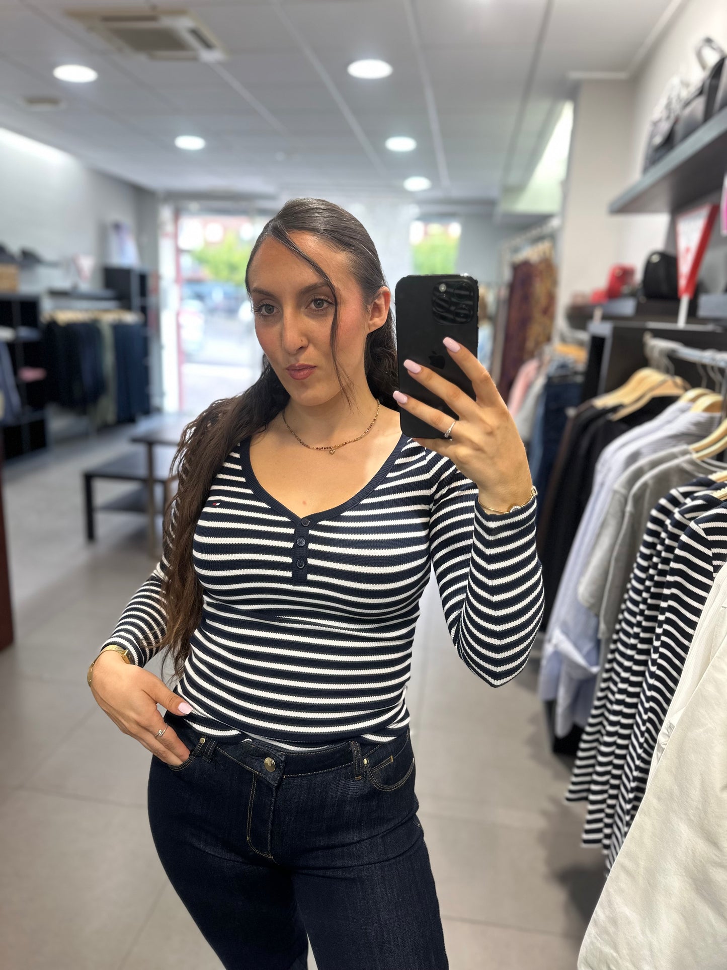 CAMISETA TOMMY JEANS CANALÉ RALLAS AZUL MARINO Y BLANCO CON LOGO BORDADO