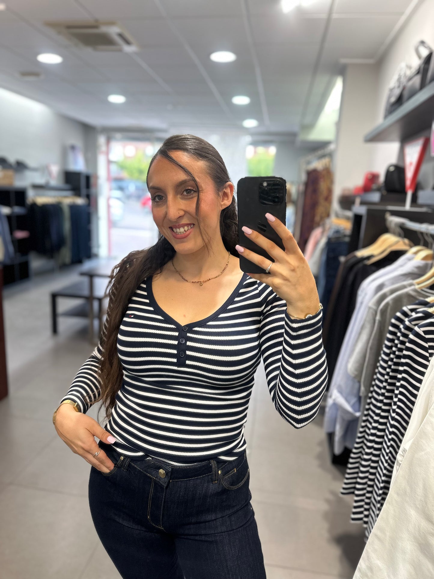 CAMISETA TOMMY JEANS CANALÉ RALLAS AZUL MARINO Y BLANCO CON LOGO BORDADO