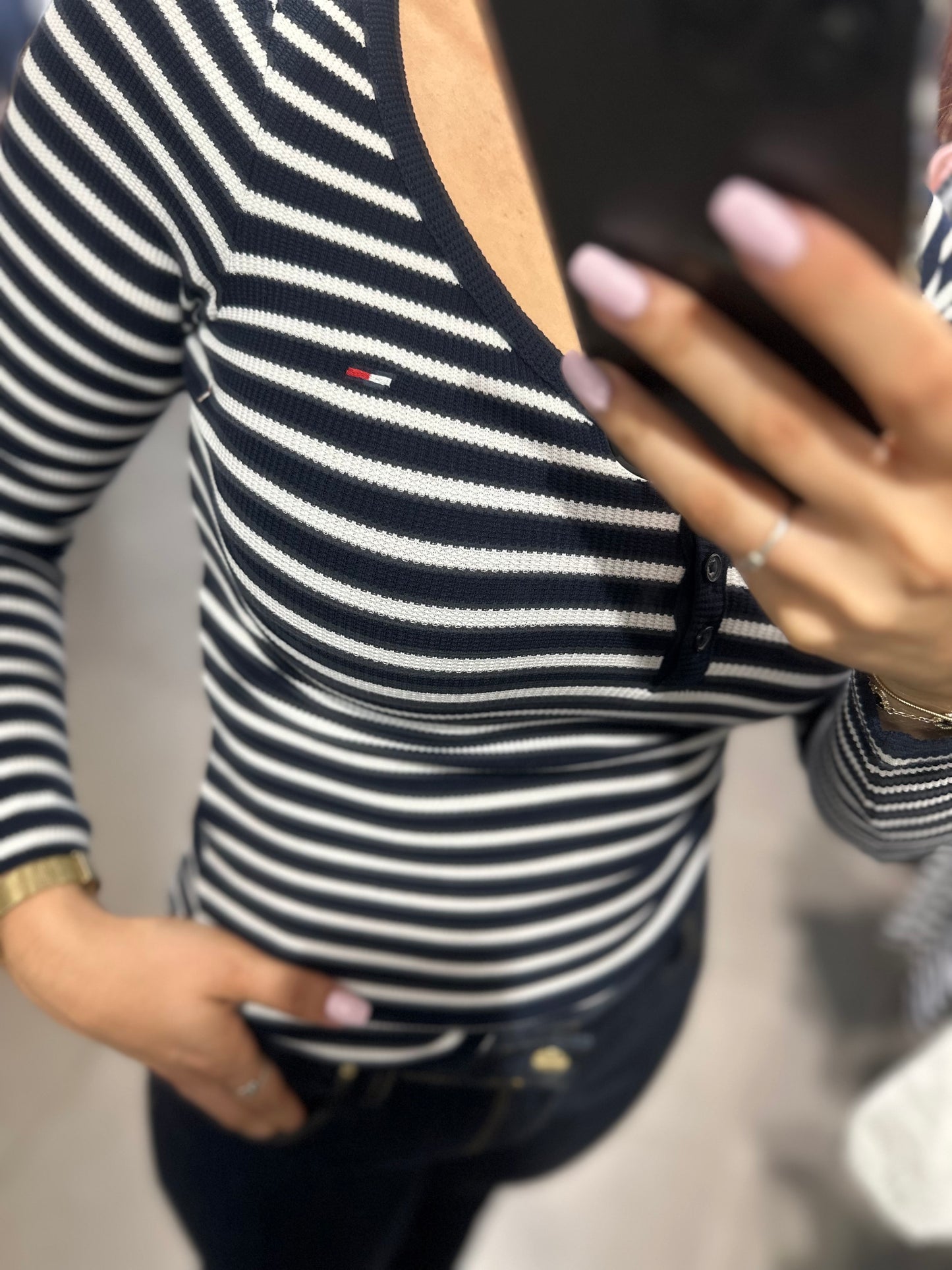 CAMISETA TOMMY JEANS CANALÉ RALLAS AZUL MARINO Y BLANCO CON LOGO BORDADO