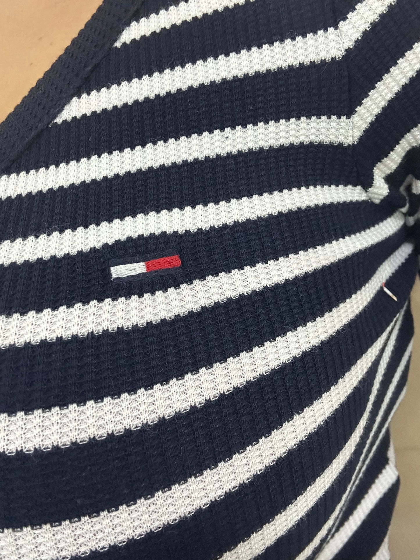 CAMISETA TOMMY JEANS CANALÉ RALLAS AZUL MARINO Y BLANCO CON LOGO BORDADO