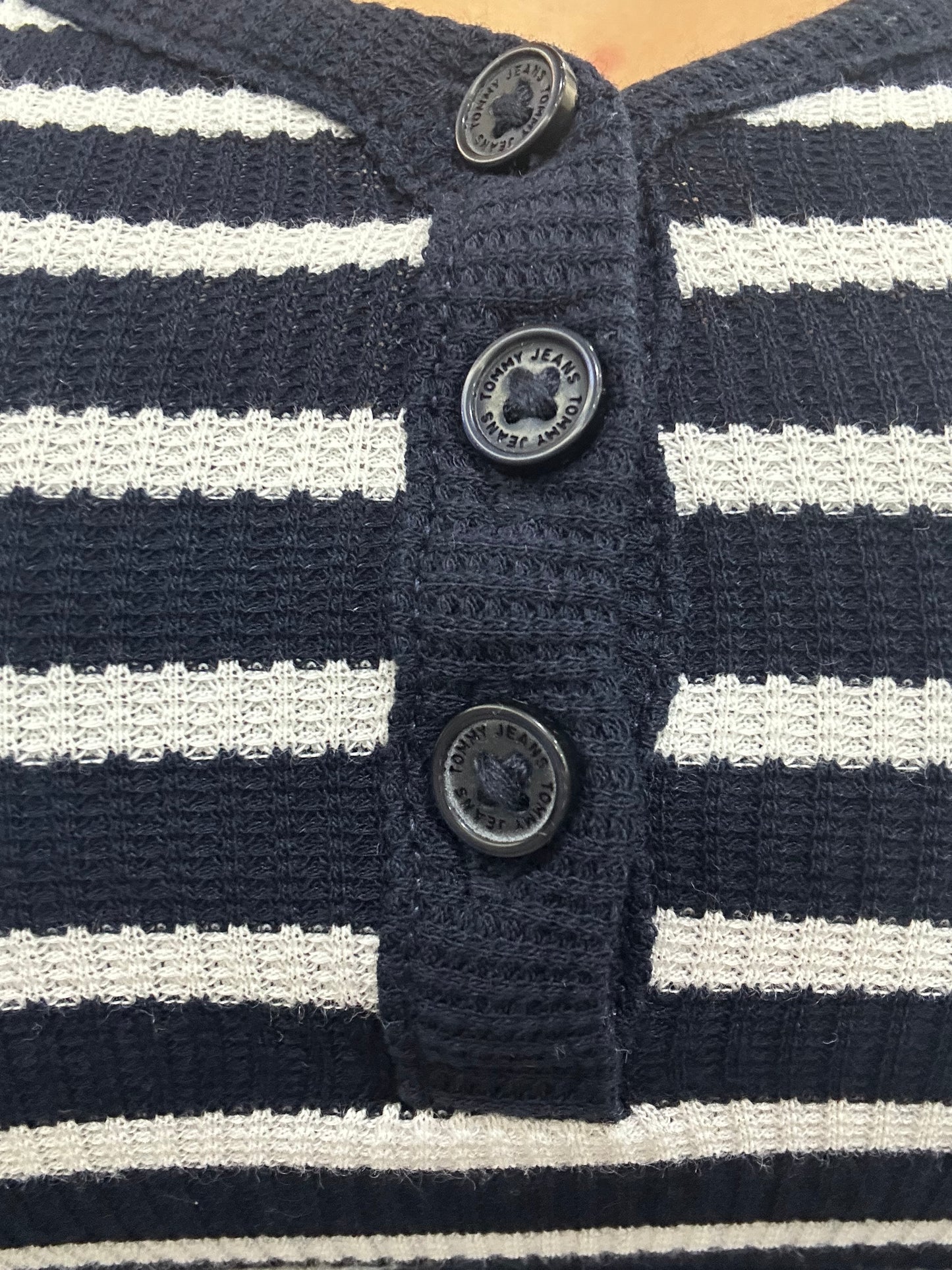 CAMISETA TOMMY JEANS CANALÉ RALLAS AZUL MARINO Y BLANCO CON LOGO BORDADO