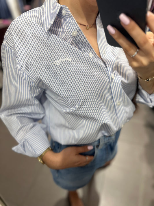 CAMISA GUESS OVERSICE RALLAS AZUL Y BLANCO CON LOGO BORDADO