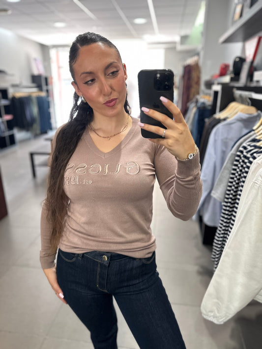 JERSEY GUESS TAUPE CUELLO PICO LOGO BORDADO BRILLOS