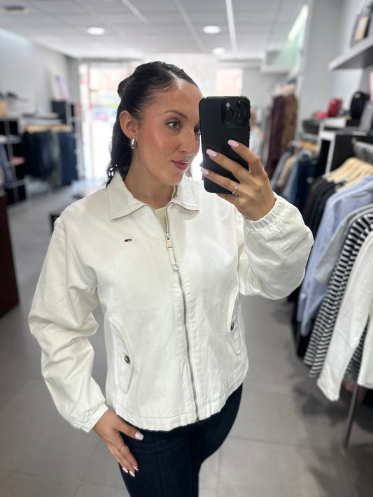 CHAQUETA TOMMY JEANS DENIM BLANCA CON LOGO BORDADO Y BOLSILLOS BOTONES