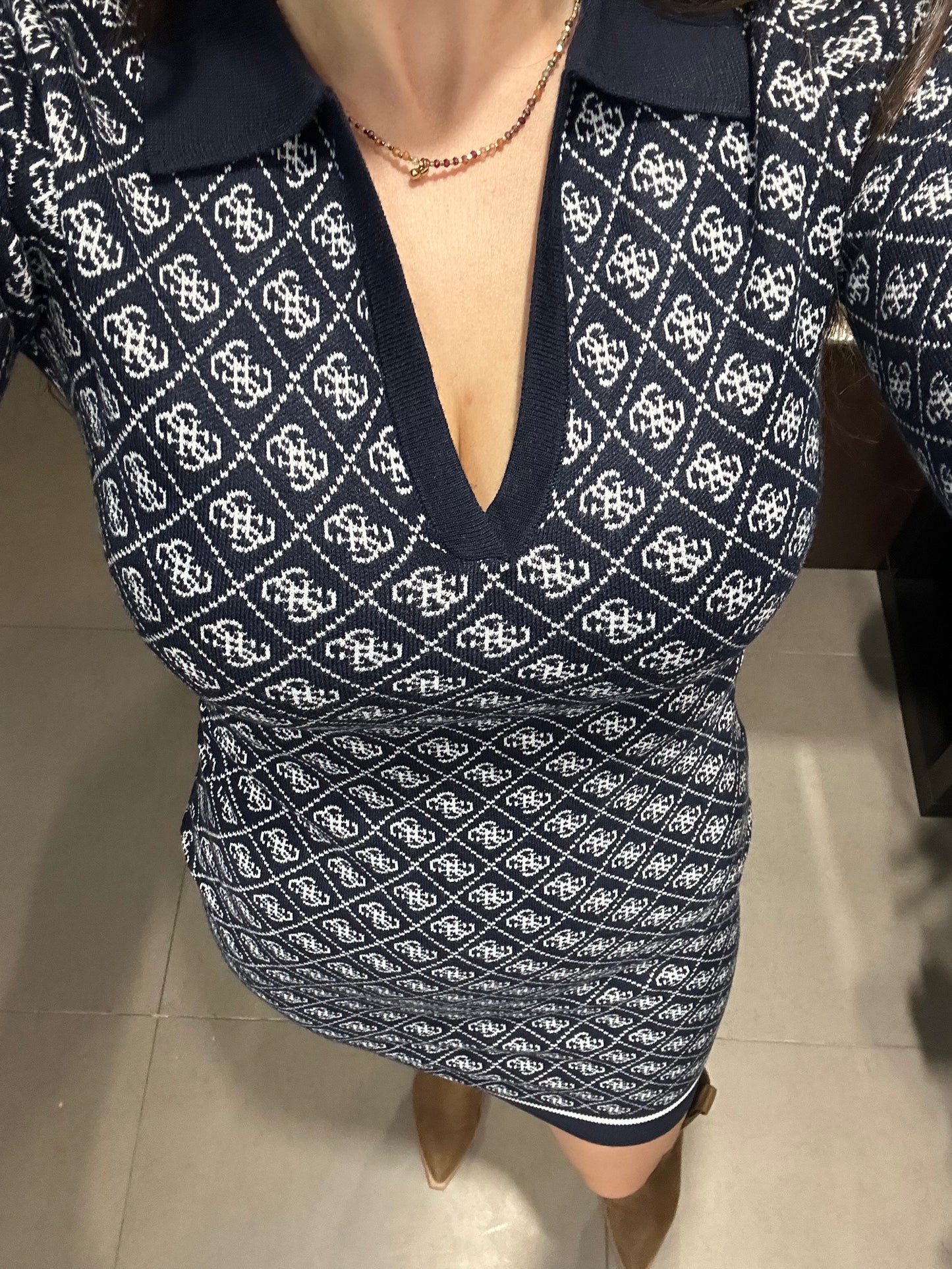 VESTIDO GUESS PUNTO AZUL MARINNO LOGO 4G CUELLO POLO