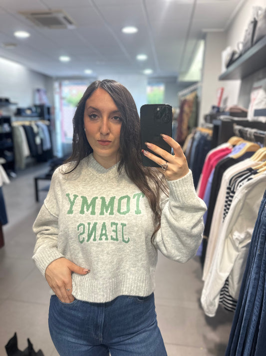 JERSEY TOMMY JEANS GRIS LOGO VERDE CUELLO PICO