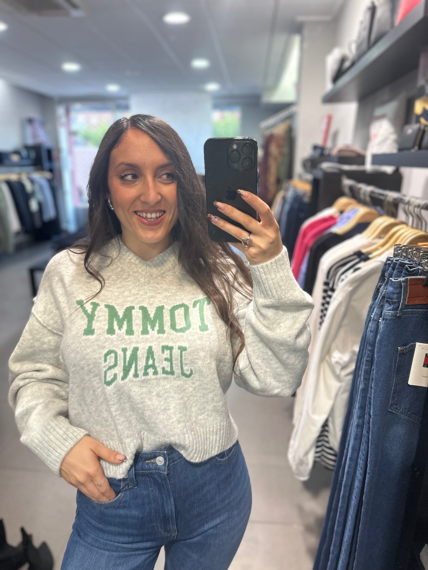 JERSEY TOMMY JEANS GRIS LOGO VERDE CUELLO PICO