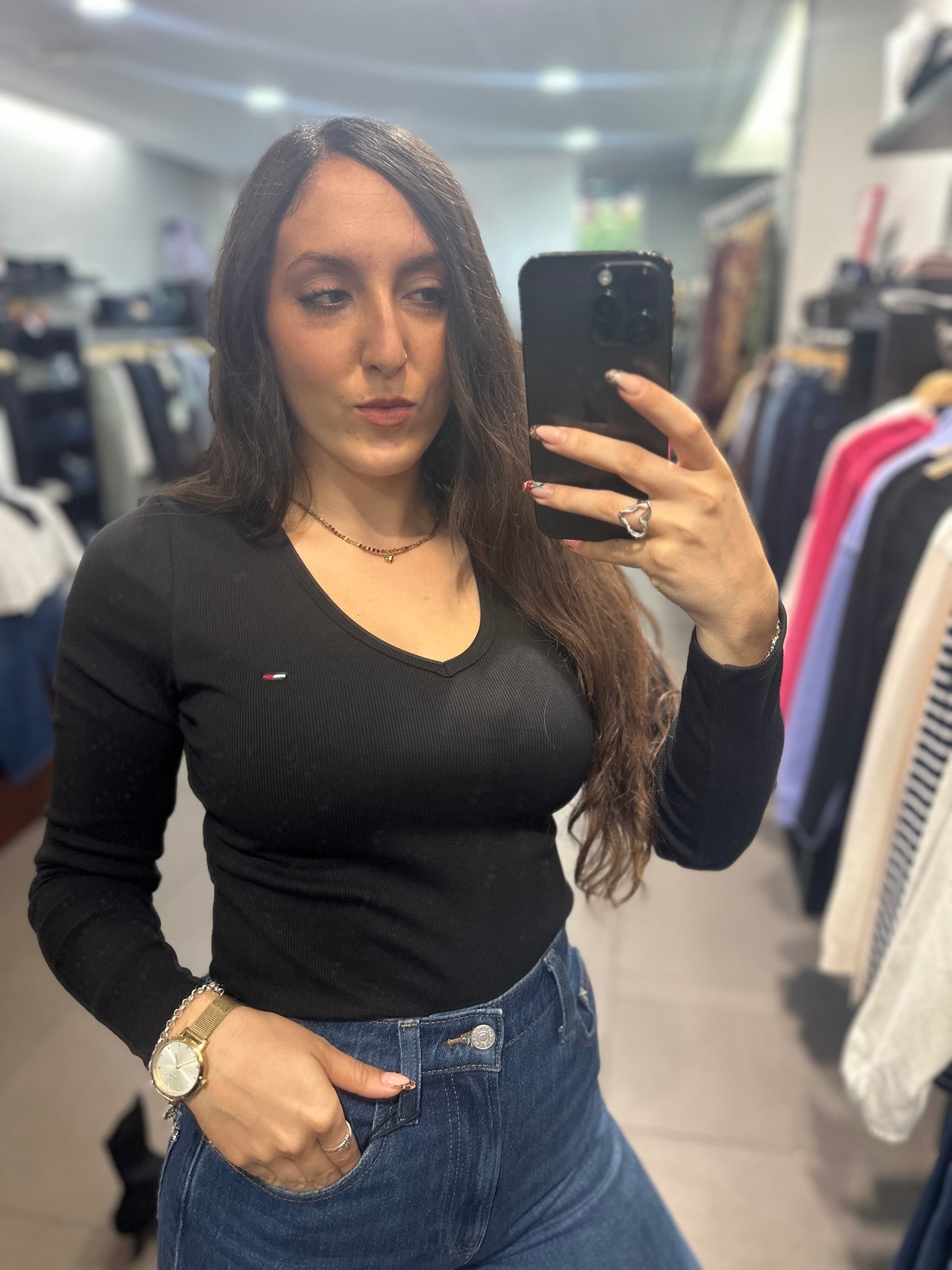 CAMISETA TOMMY JEANS MANGA LARGA CANALÉ NEGRO CUELLO PICO
