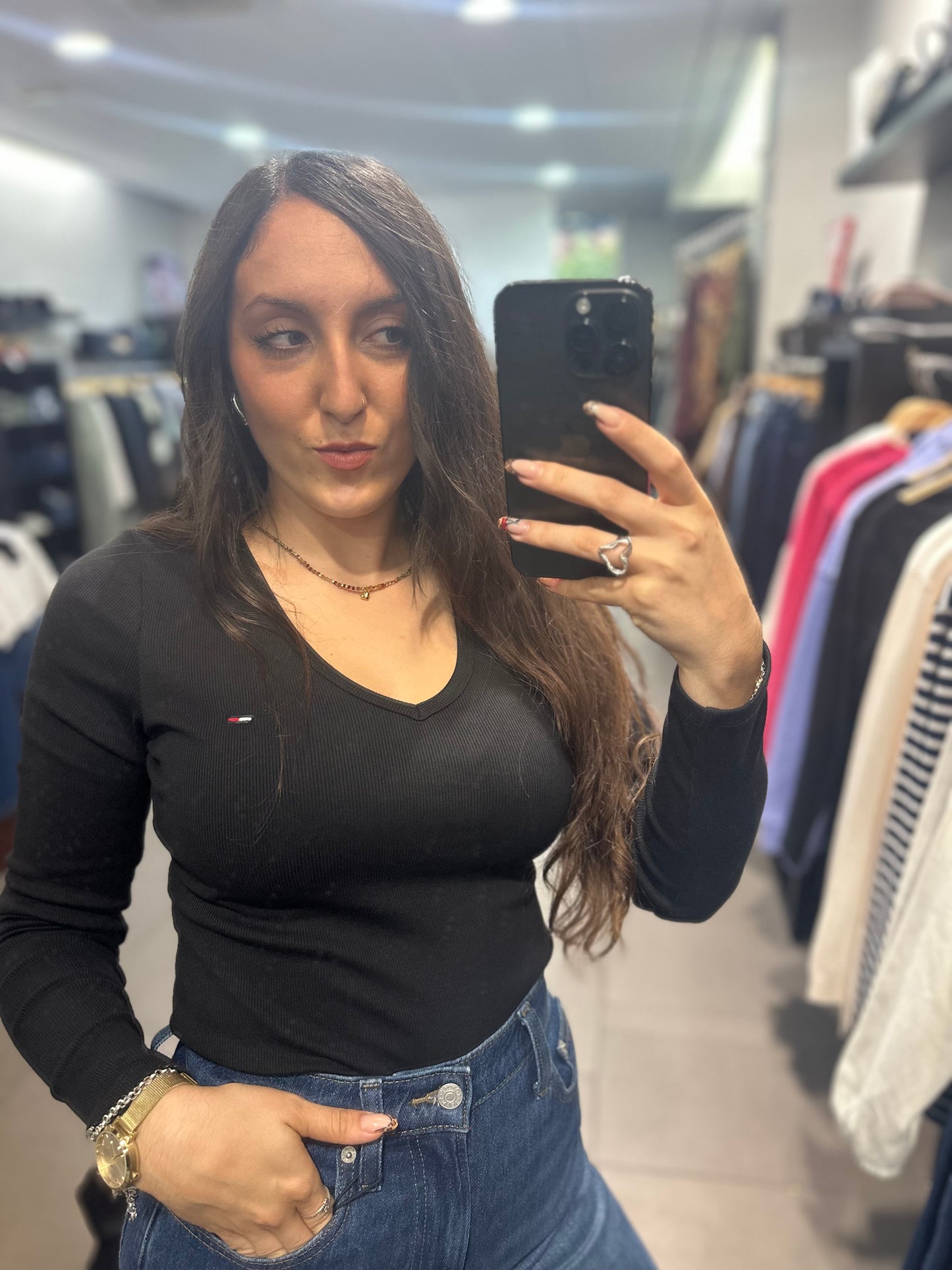 CAMISETA TOMMY JEANS MANGA LARGA CANALÉ NEGRO CUELLO PICO