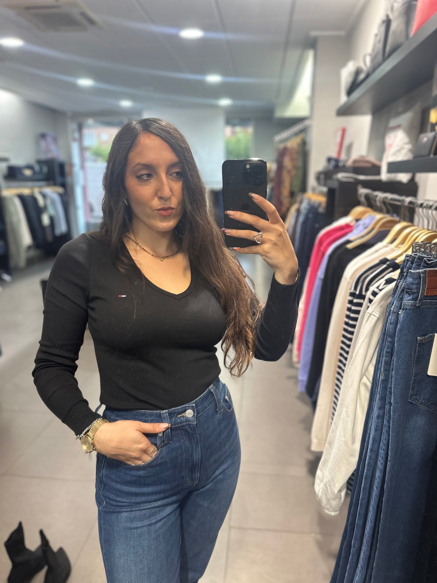 CAMISETA TOMMY JEANS MANGA LARGA CANALÉ NEGRO CUELLO PICO