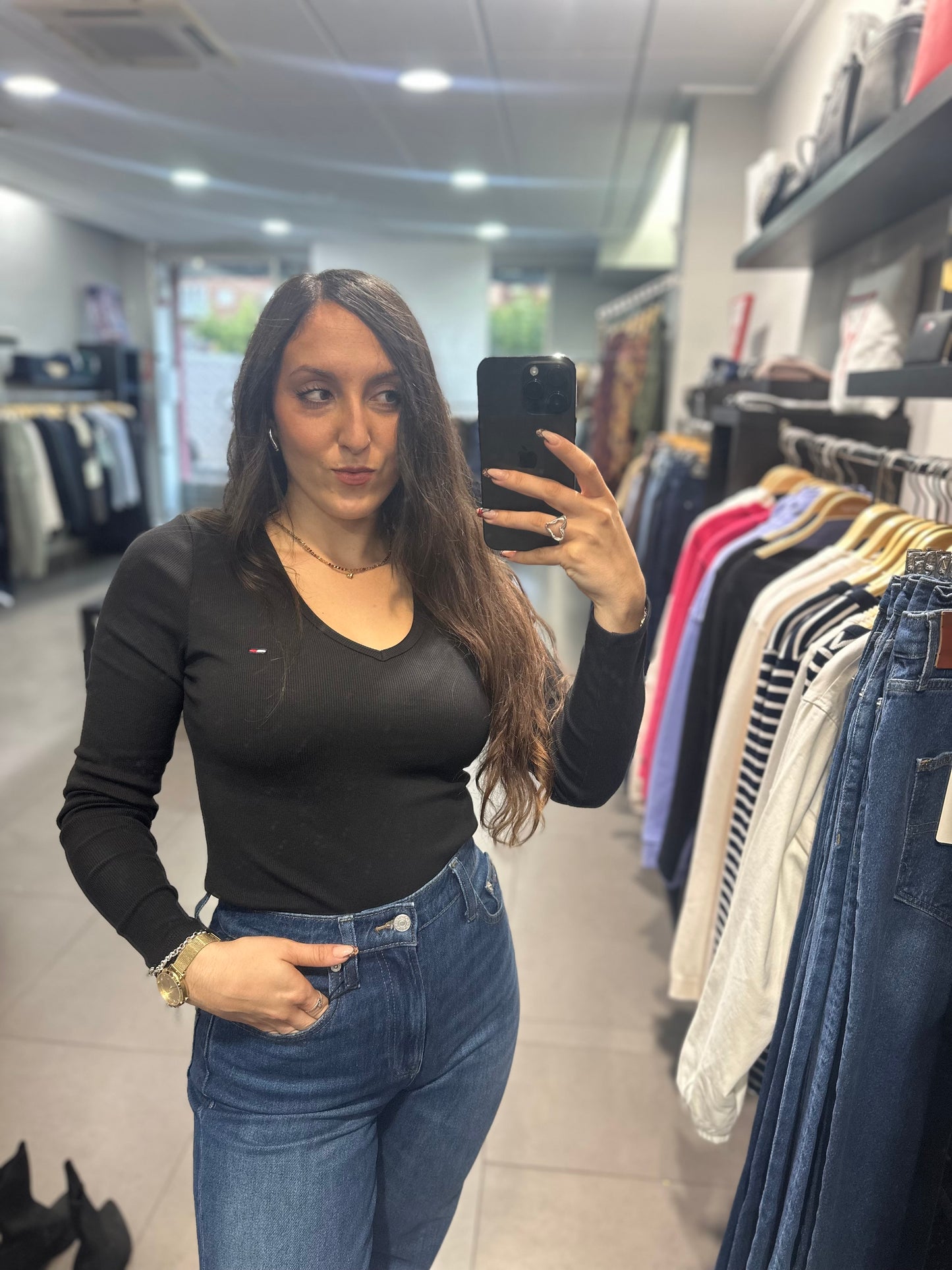 CAMISETA TOMMY JEANS MANGA LARGA CANALÉ NEGRO CUELLO PICO