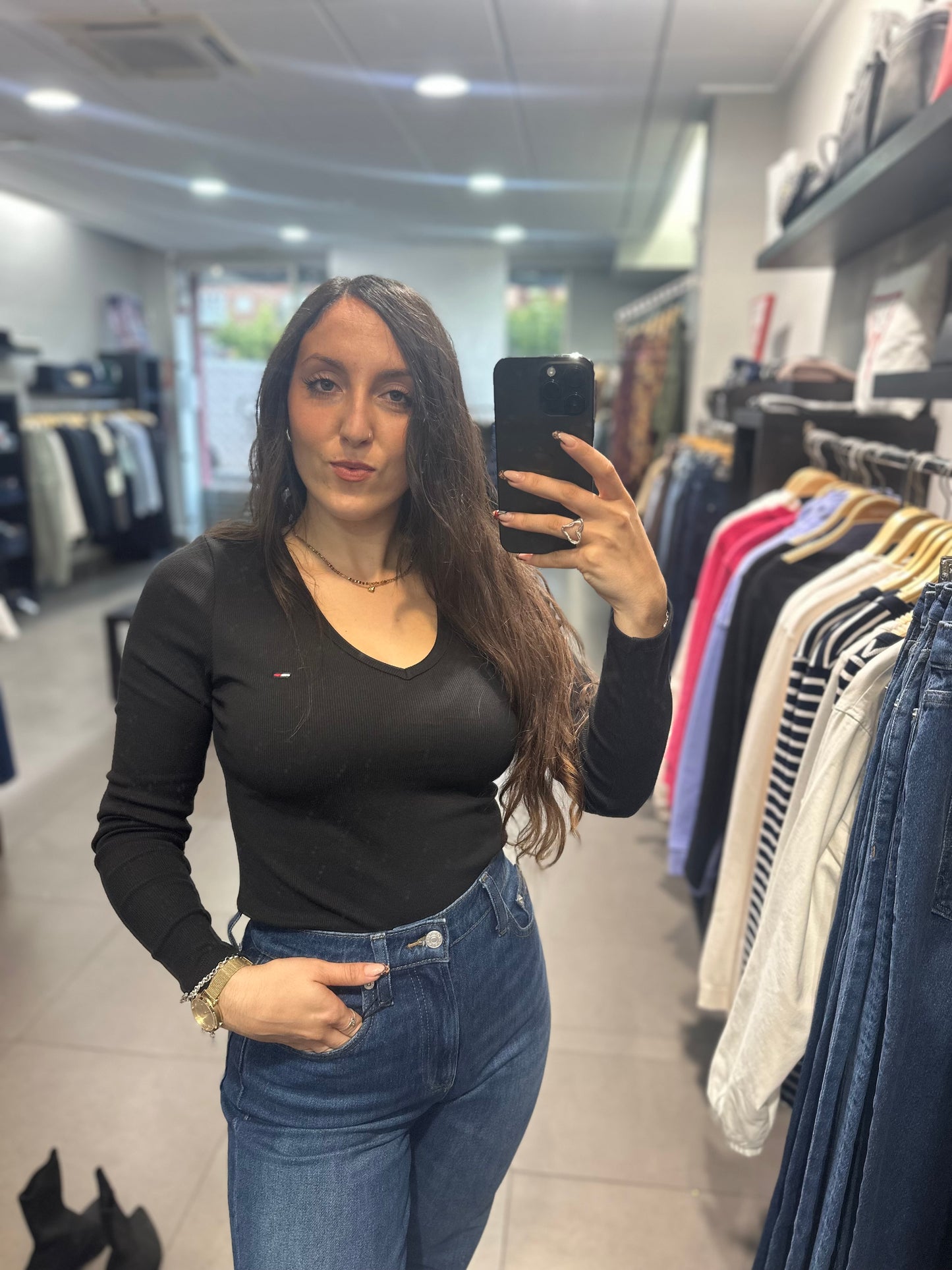 CAMISETA TOMMY JEANS MANGA LARGA CANALÉ NEGRO CUELLO PICO