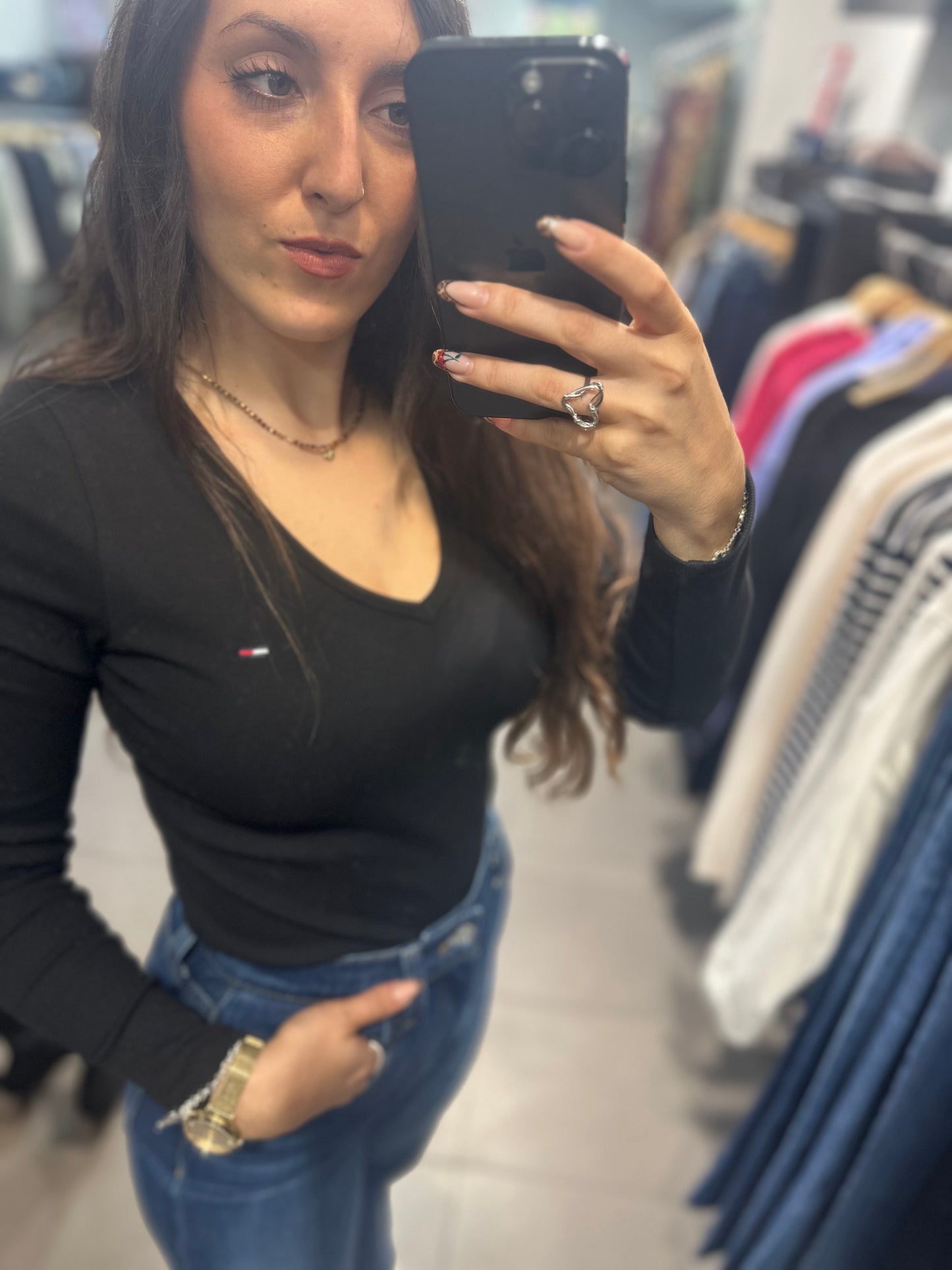 CAMISETA TOMMY JEANS MANGA LARGA CANALÉ NEGRO CUELLO PICO