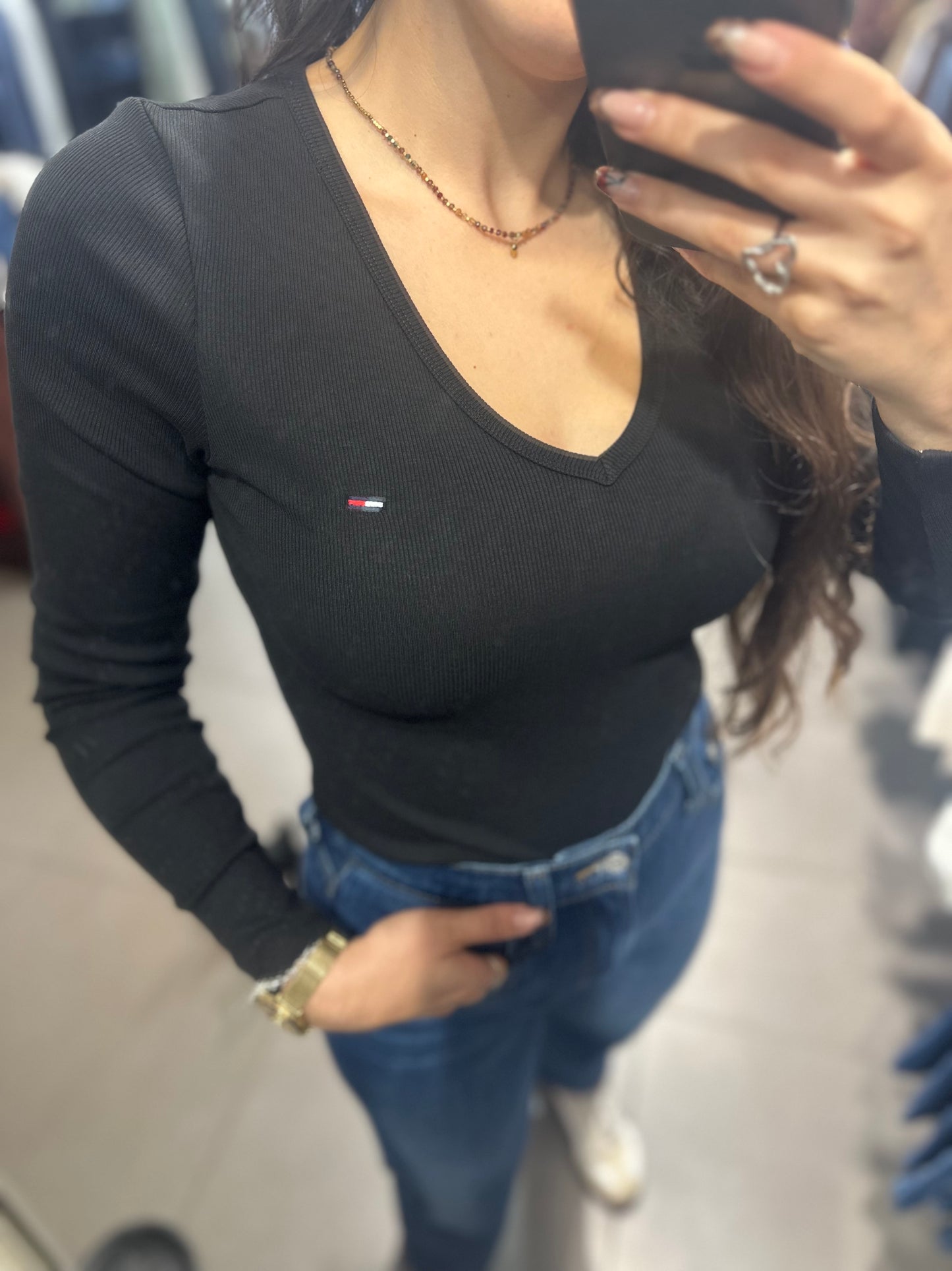 CAMISETA TOMMY JEANS MANGA LARGA CANALÉ NEGRO CUELLO PICO