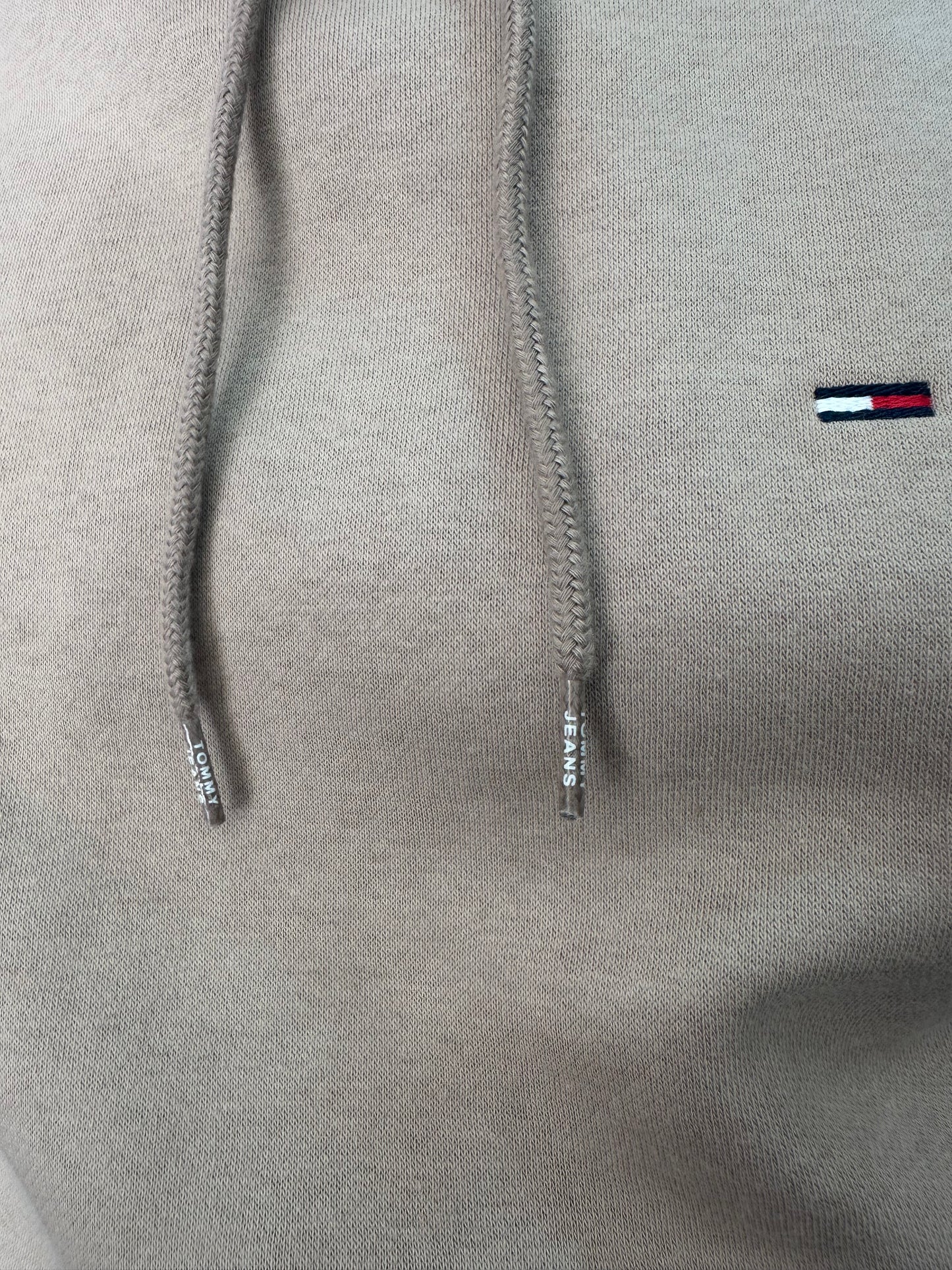 SUDADERA TOMMY TAUPE CON CAPUCHA