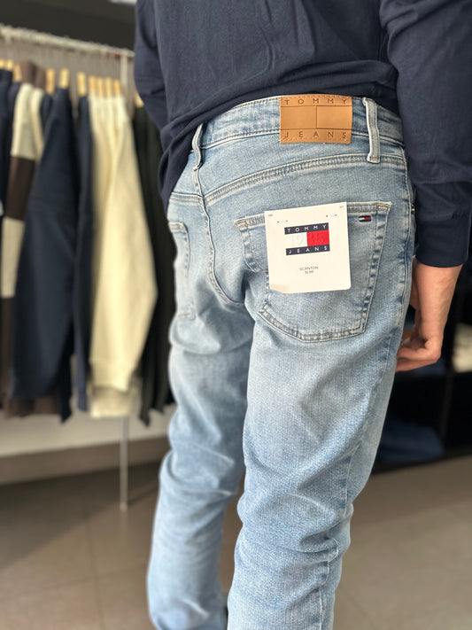 VAQUERO TOMMY JEANS SCANTON SLIM AZUL CLARO HOMBRE