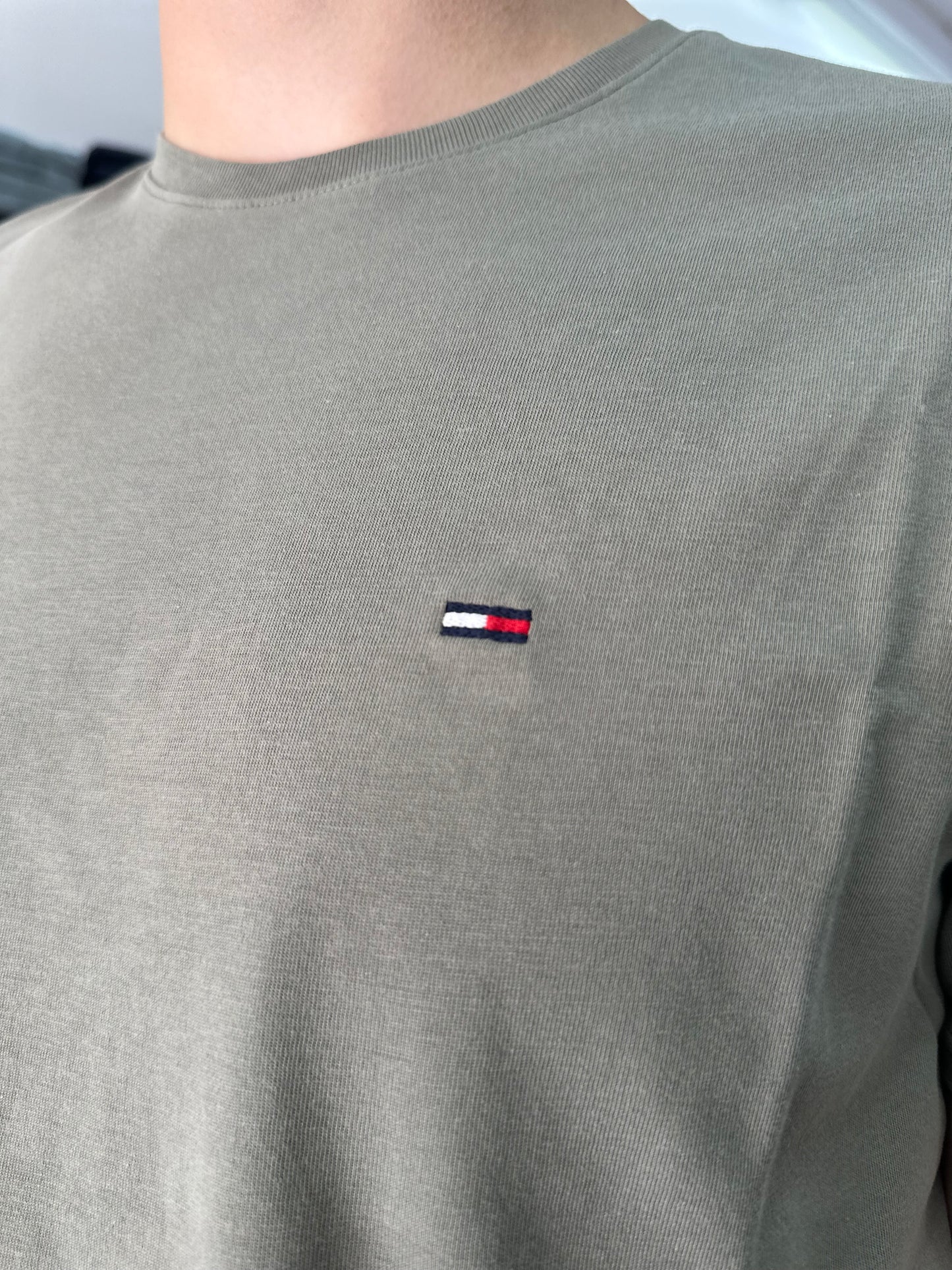 CAMISETA TOMMY JEANS BASICA VERDE