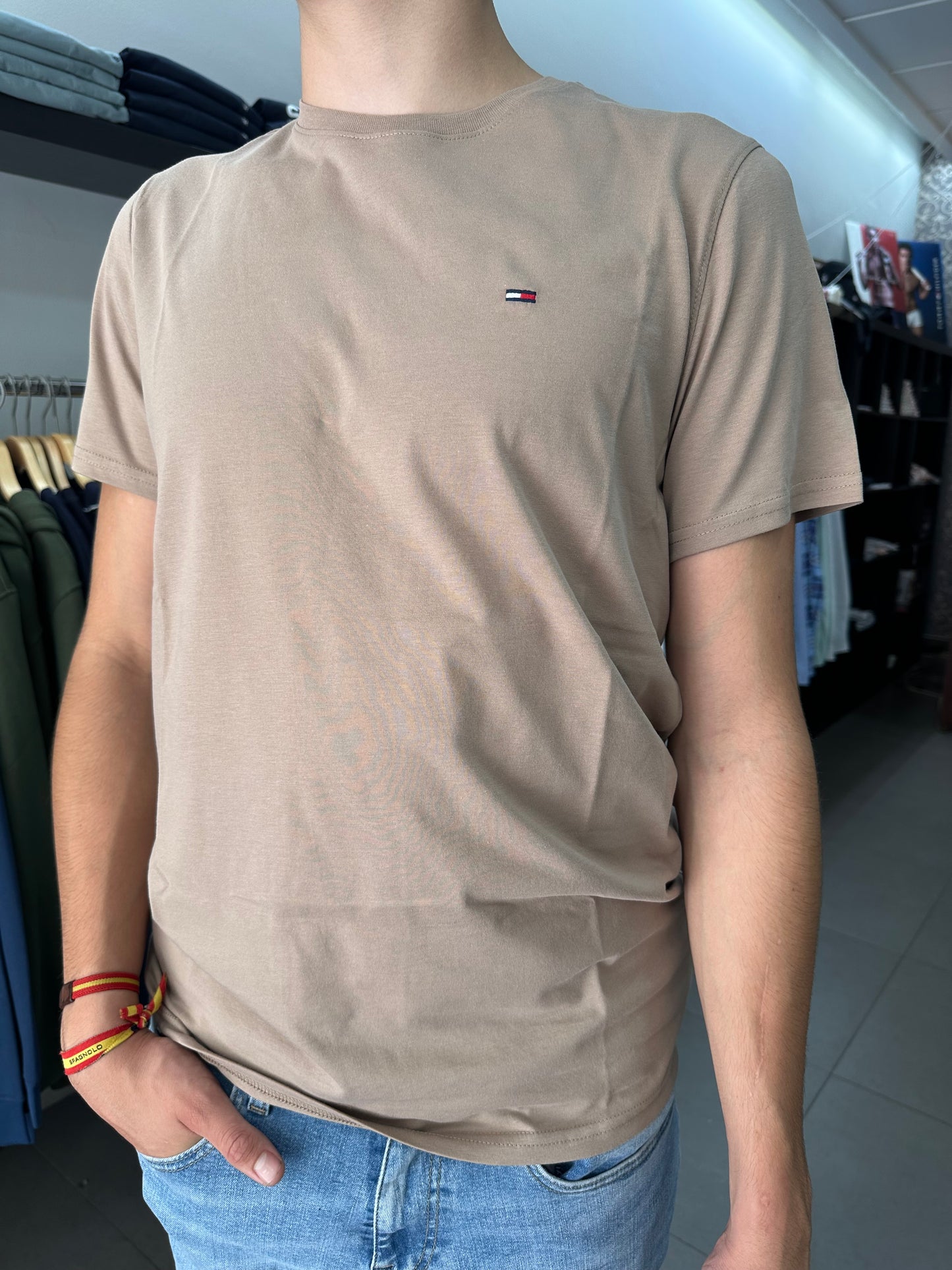 CAMISETA TOMMY JEANS BASICA MARRON TAUPE