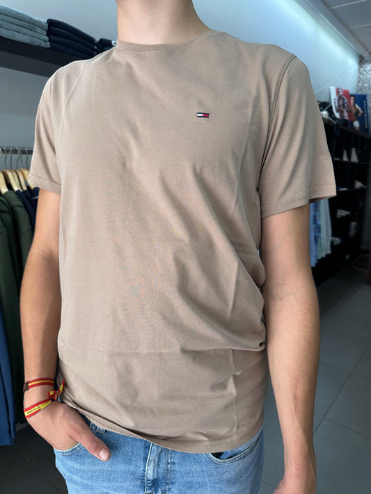 CAMISETA TOMMY JEANS BASICA MARRON TAUPE