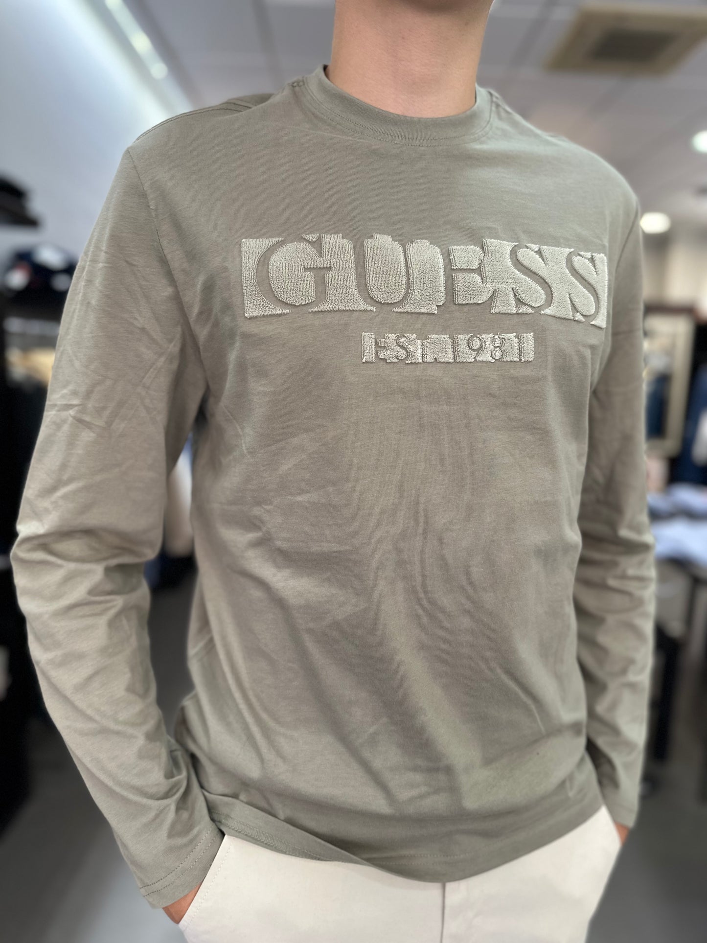CAMISETA GUESS MANGA LARGA VERDE CON LOGO EN RELIEVE