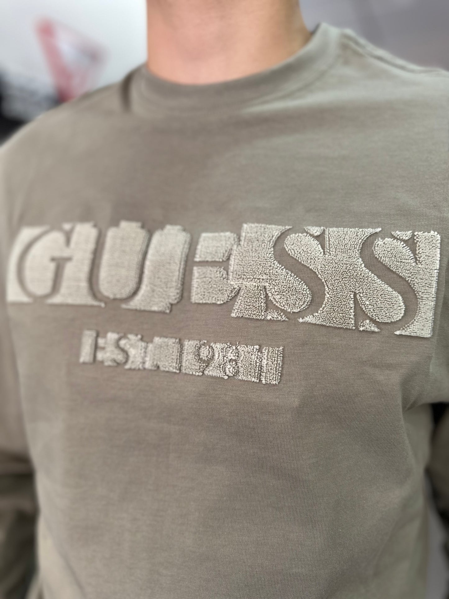 CAMISETA GUESS MANGA LARGA VERDE CON LOGO EN RELIEVE
