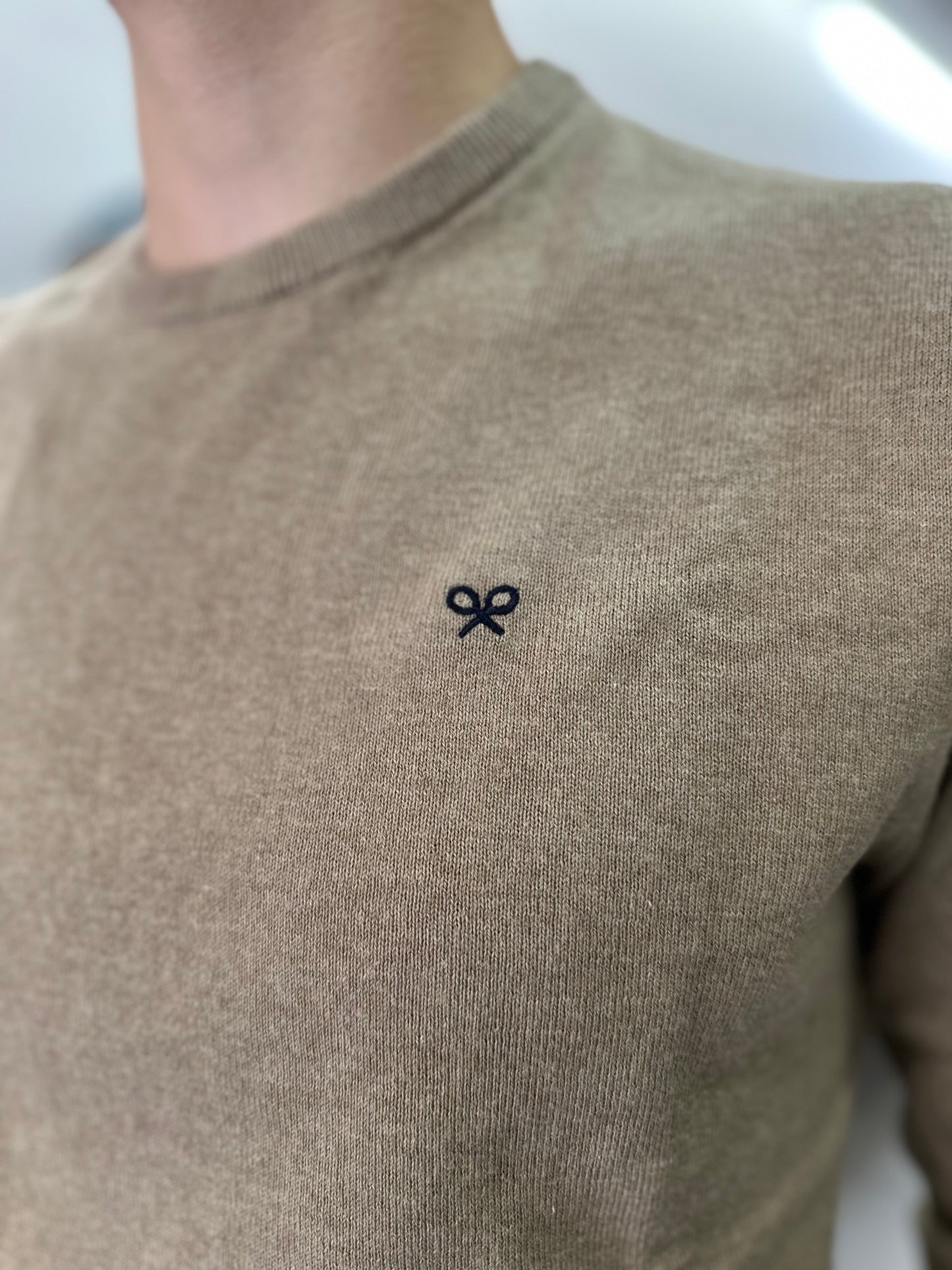 JERSEY SILBON CAMEL CON LOGO AZUL MARINO