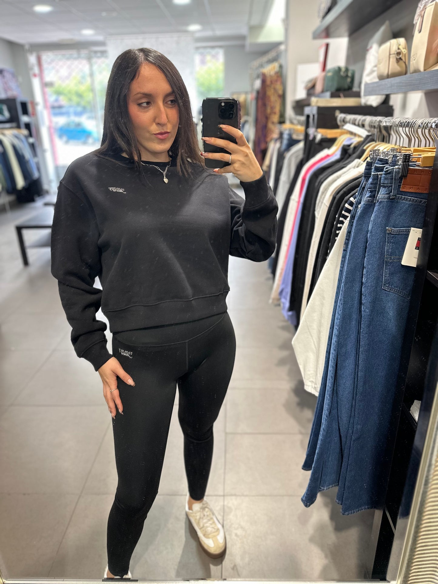 CONJUNTO CHANDAL TOMMY JEANS SUDADERA Y MALLA NEGRAS CON LOGO METALIZADO