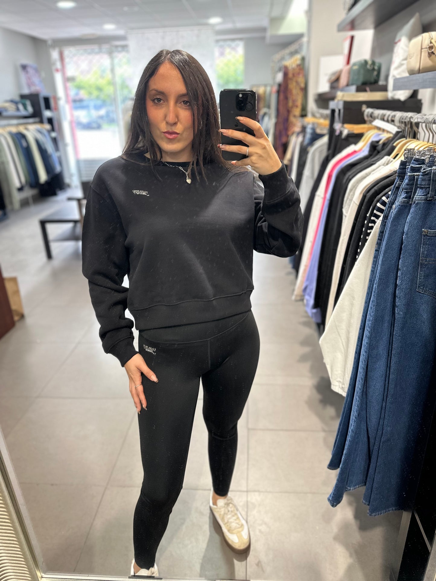 CONJUNTO CHANDAL TOMMY JEANS SUDADERA Y MALLA NEGRAS CON LOGO METALIZADO