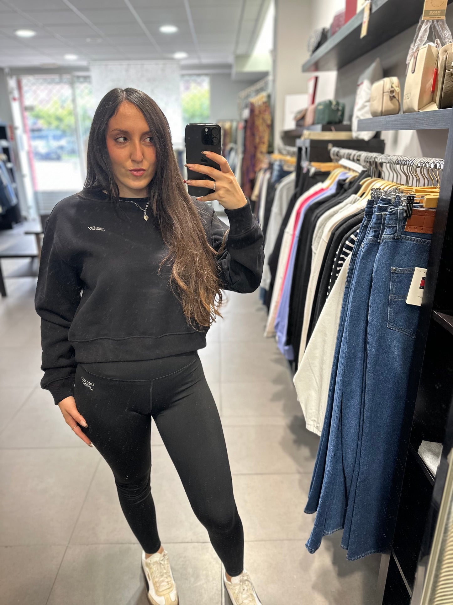 CONJUNTO CHANDAL TOMMY JEANS SUDADERA Y MALLA NEGRAS CON LOGO METALIZADO