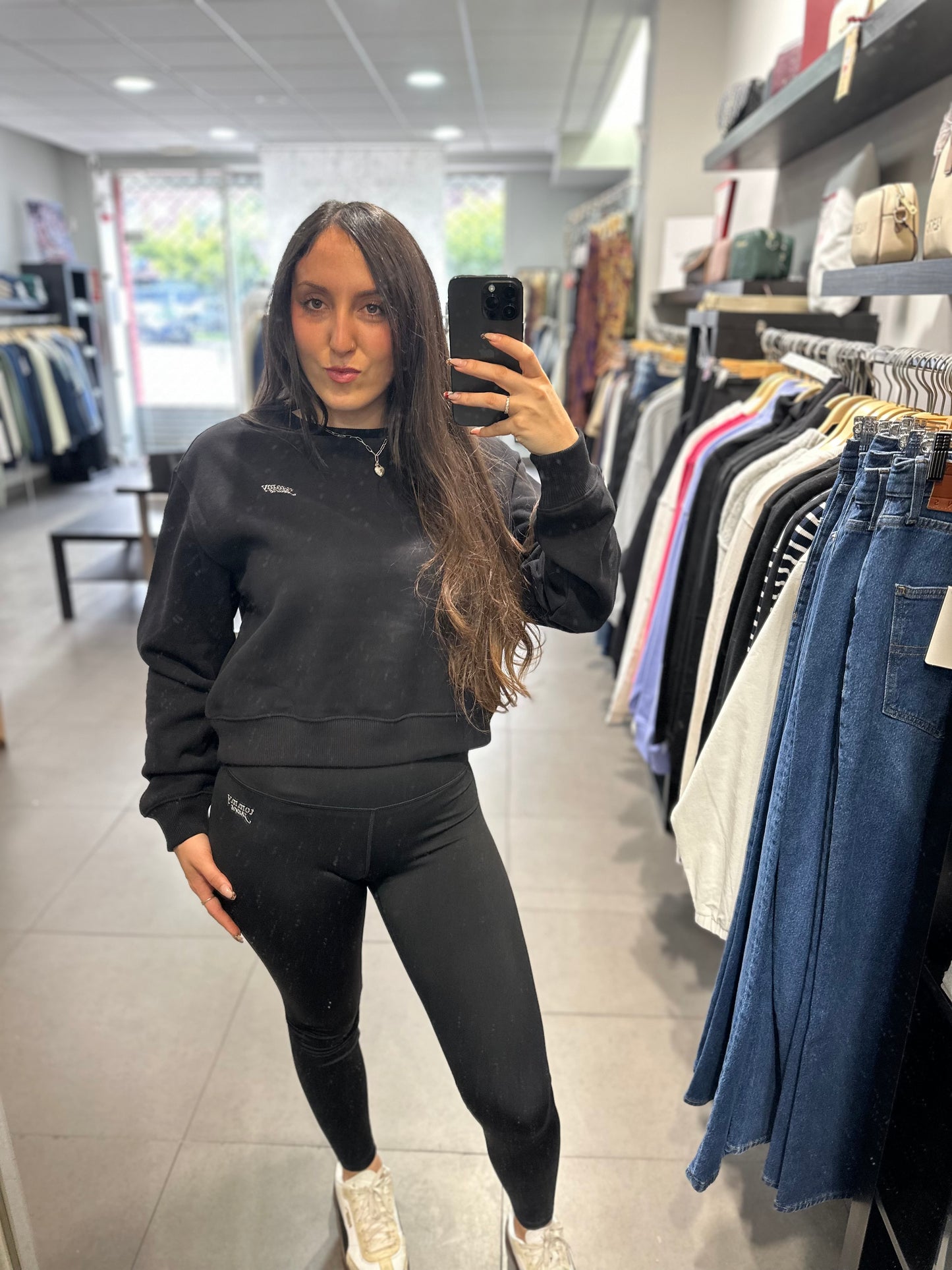 CONJUNTO CHANDAL TOMMY JEANS SUDADERA Y MALLA NEGRAS CON LOGO METALIZADO