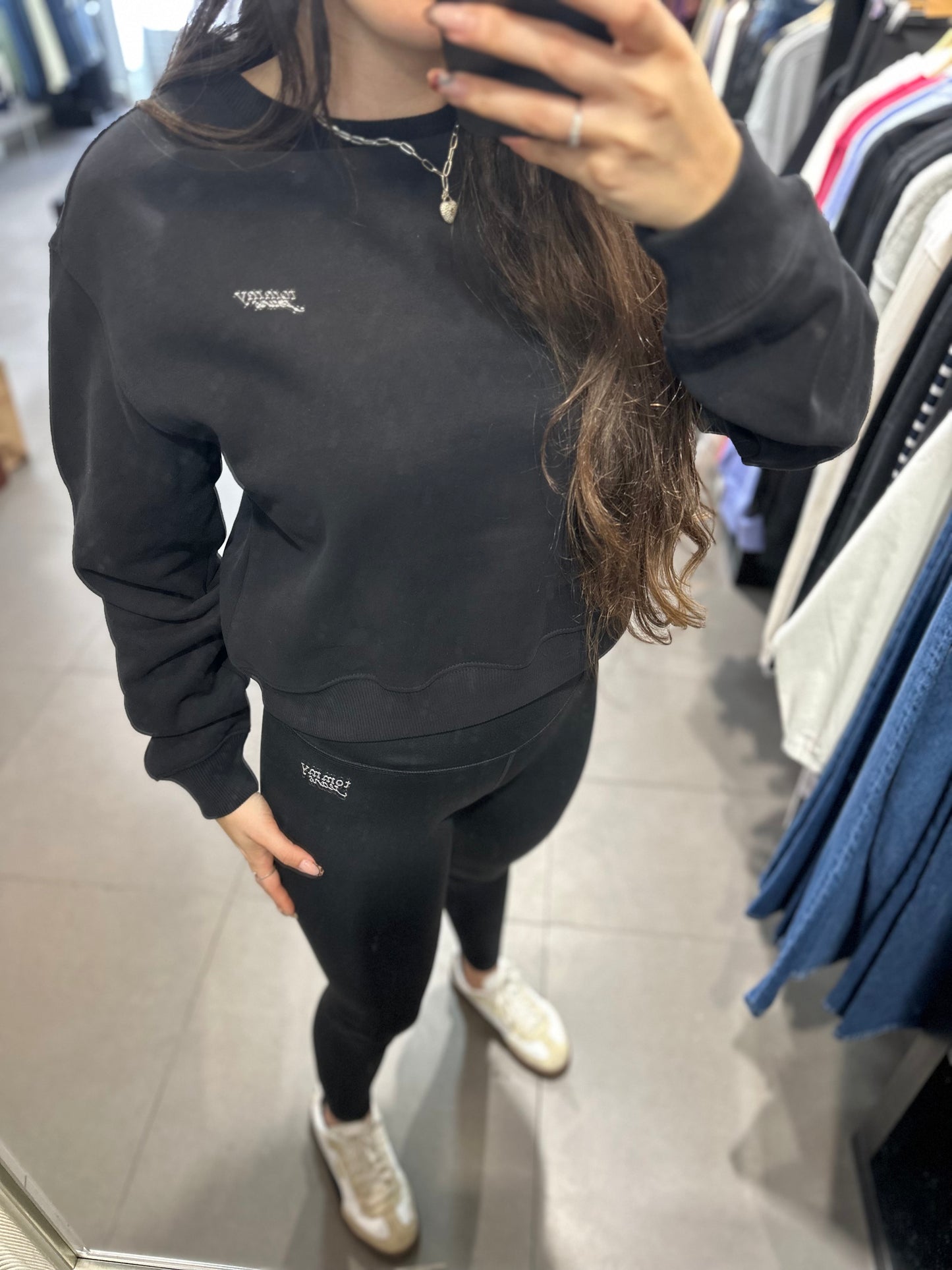 CONJUNTO CHANDAL TOMMY JEANS SUDADERA Y MALLA NEGRAS CON LOGO METALIZADO