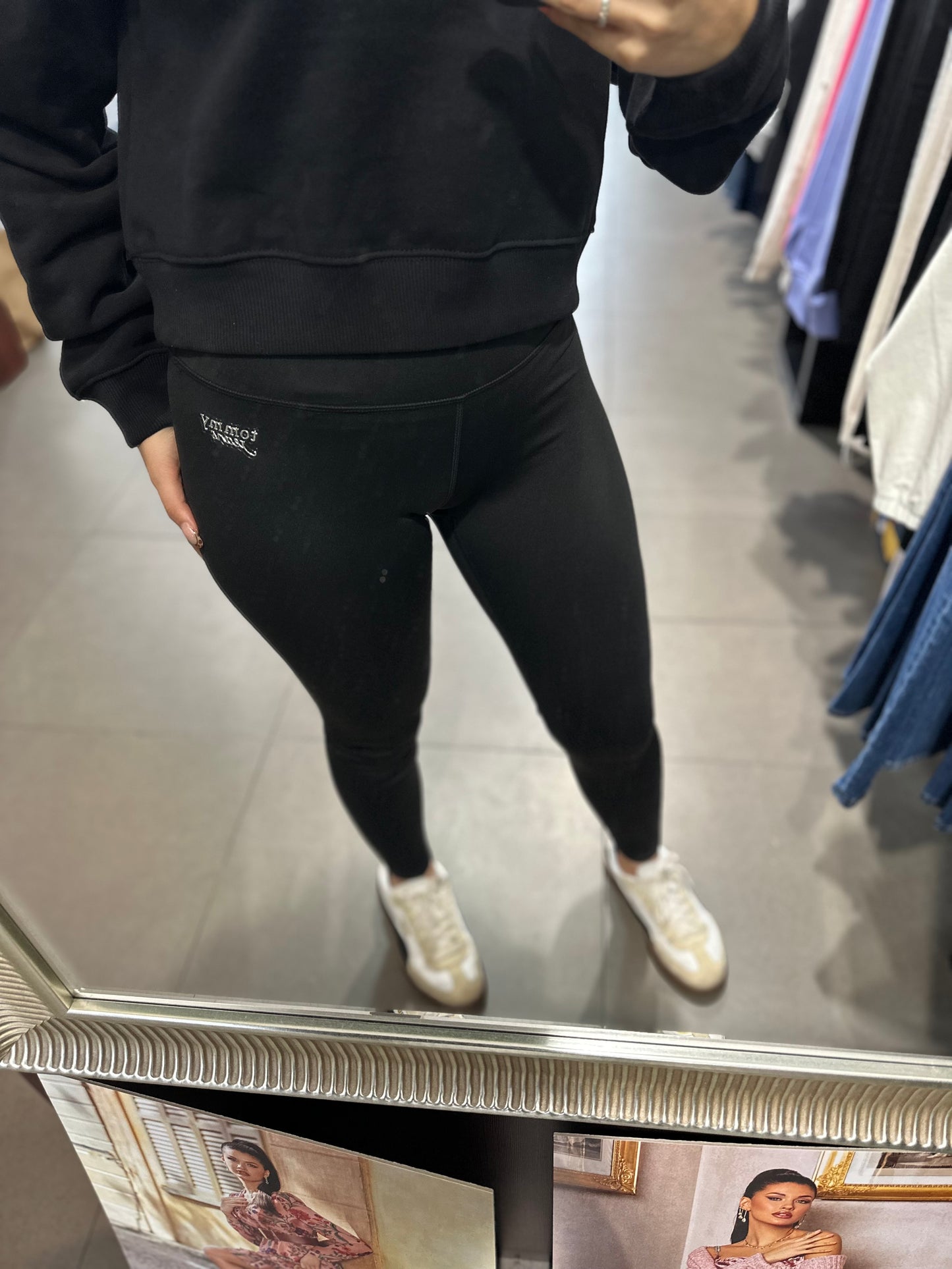 CONJUNTO CHANDAL TOMMY JEANS SUDADERA Y MALLA NEGRAS CON LOGO METALIZADO