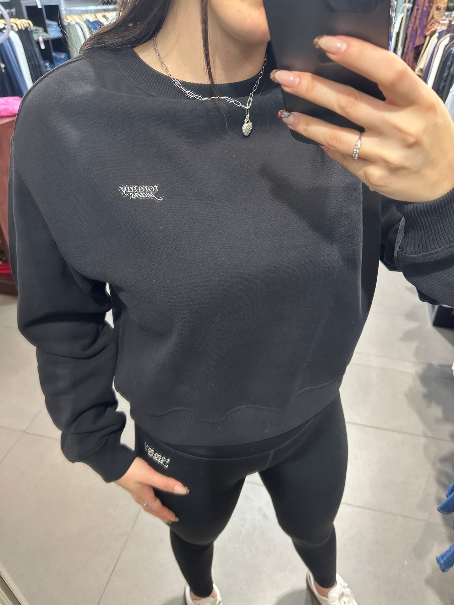 CONJUNTO CHANDAL TOMMY JEANS SUDADERA Y MALLA NEGRAS CON LOGO METALIZADO