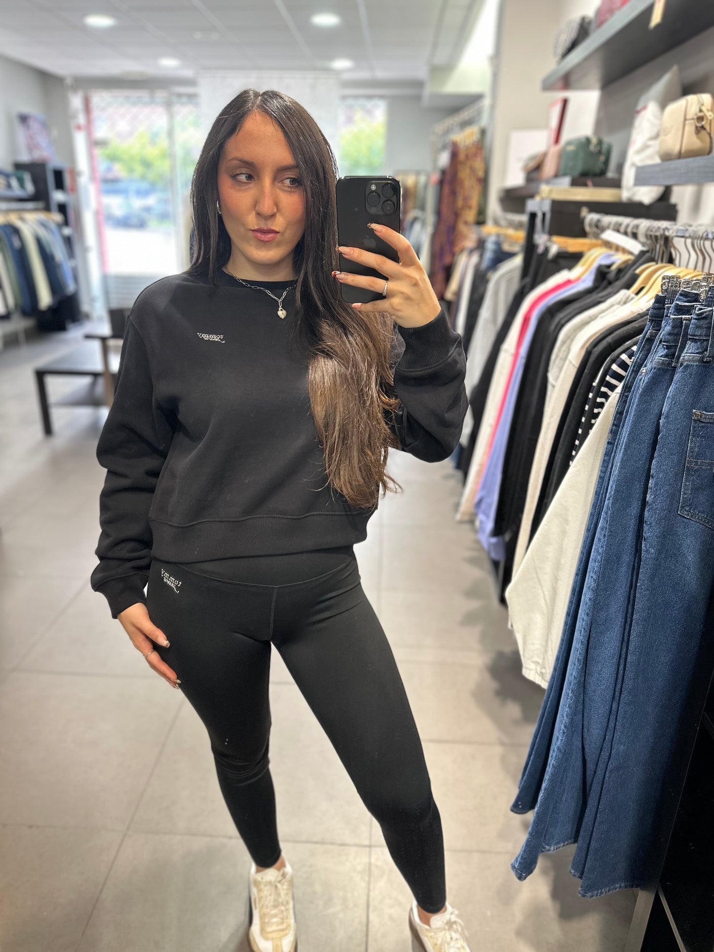 CONJUNTO CHANDAL TOMMY JEANS SUDADERA Y MALLA NEGRAS CON LOGO METALIZADO