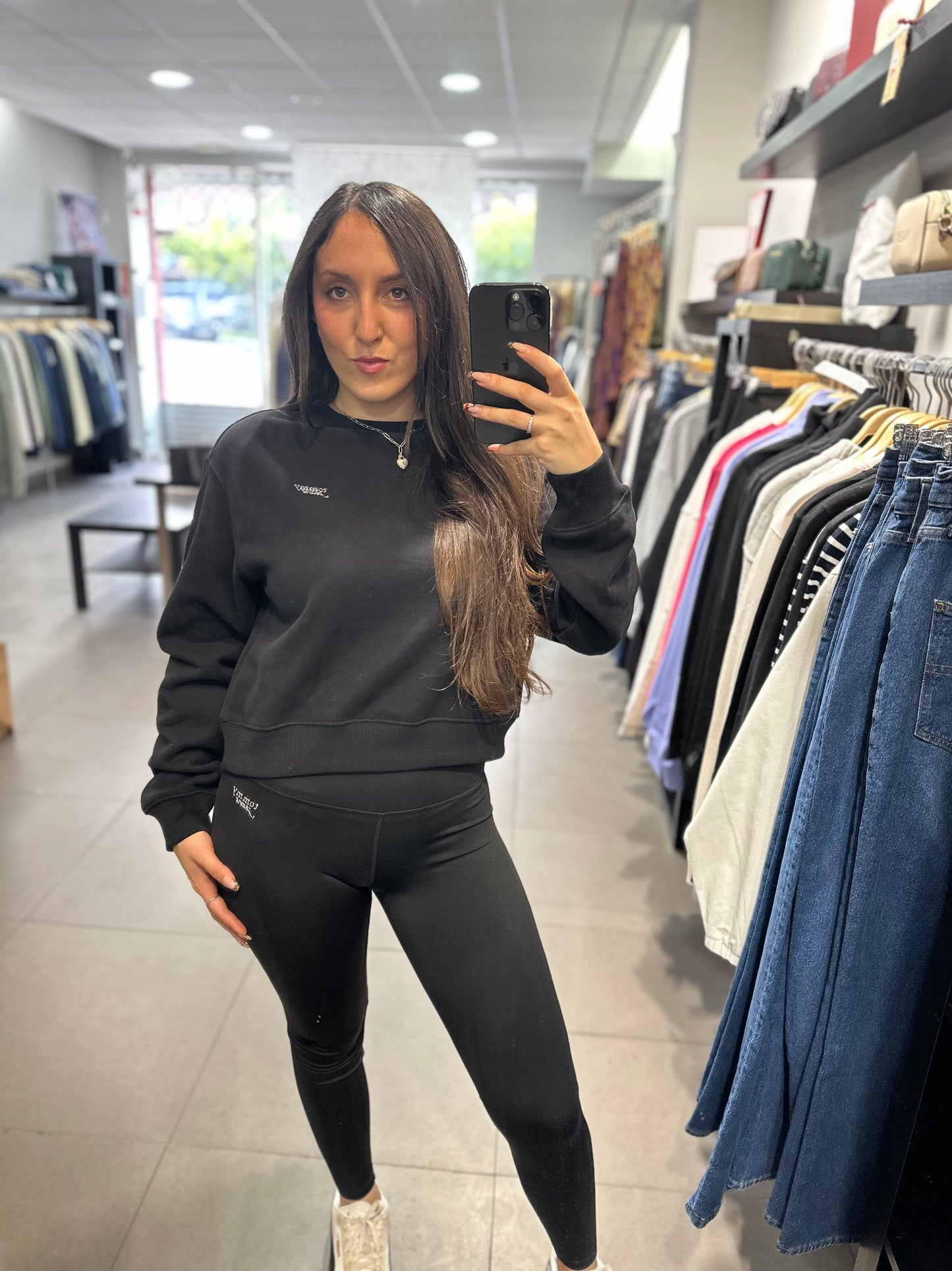 CONJUNTO CHANDAL TOMMY JEANS SUDADERA Y MALLA NEGRAS CON LOGO METALIZADO