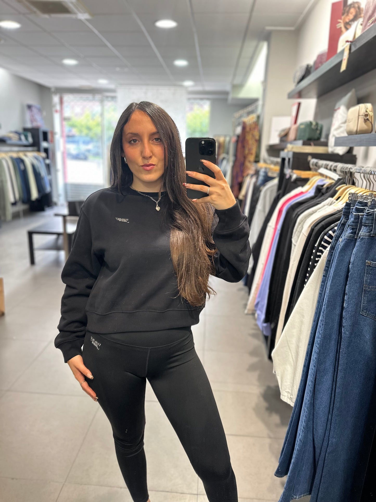 CONJUNTO CHANDAL TOMMY JEANS SUDADERA Y MALLA NEGRAS CON LOGO METALIZADO