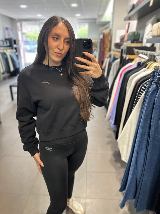 CONJUNTO CHANDAL TOMMY JEANS SUDADERA Y MALLA NEGRAS CON LOGO METALIZADO