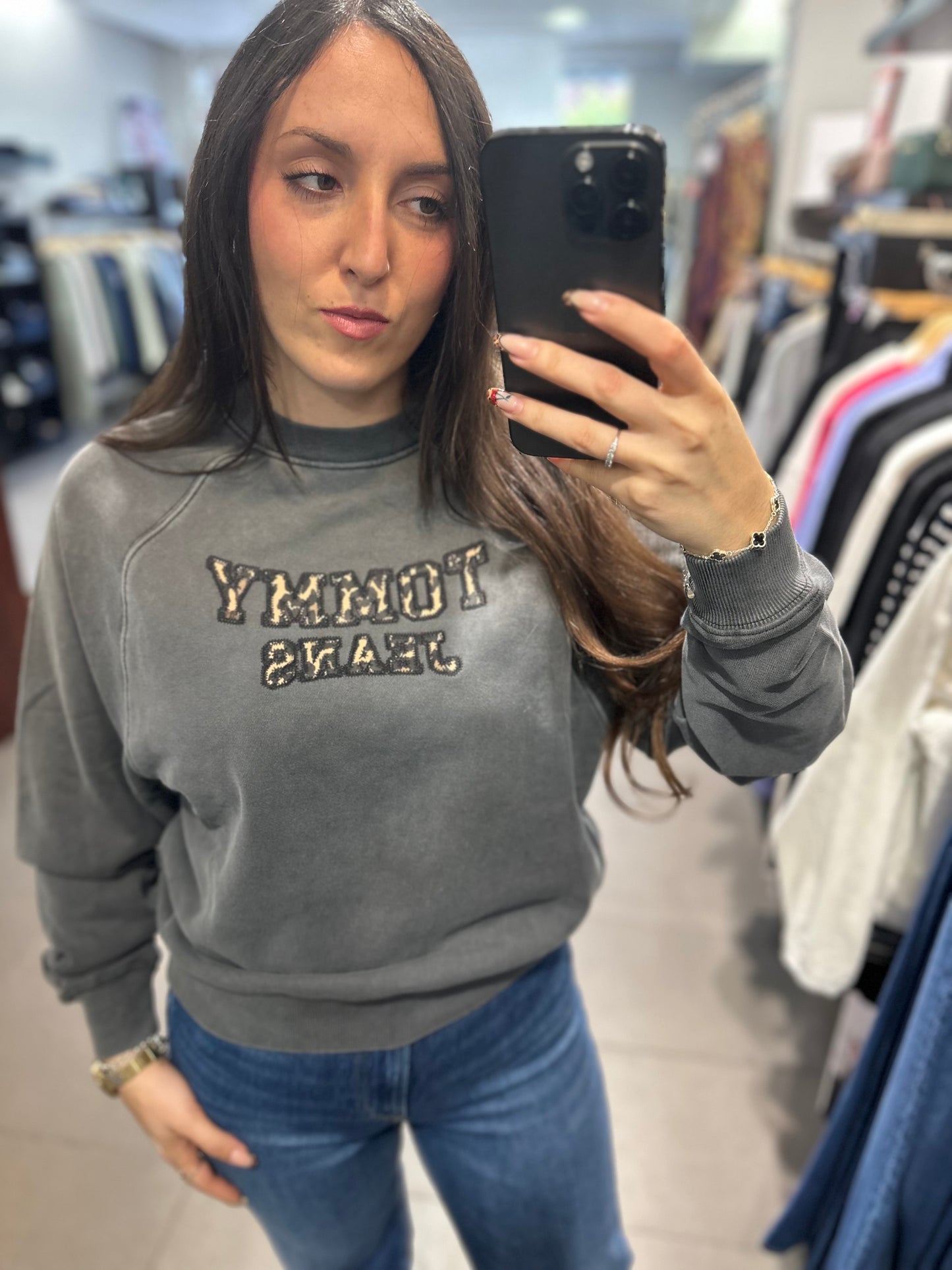 SUDADERA TOMMY JEANS GRIS LOGO ANIMAL PRINT