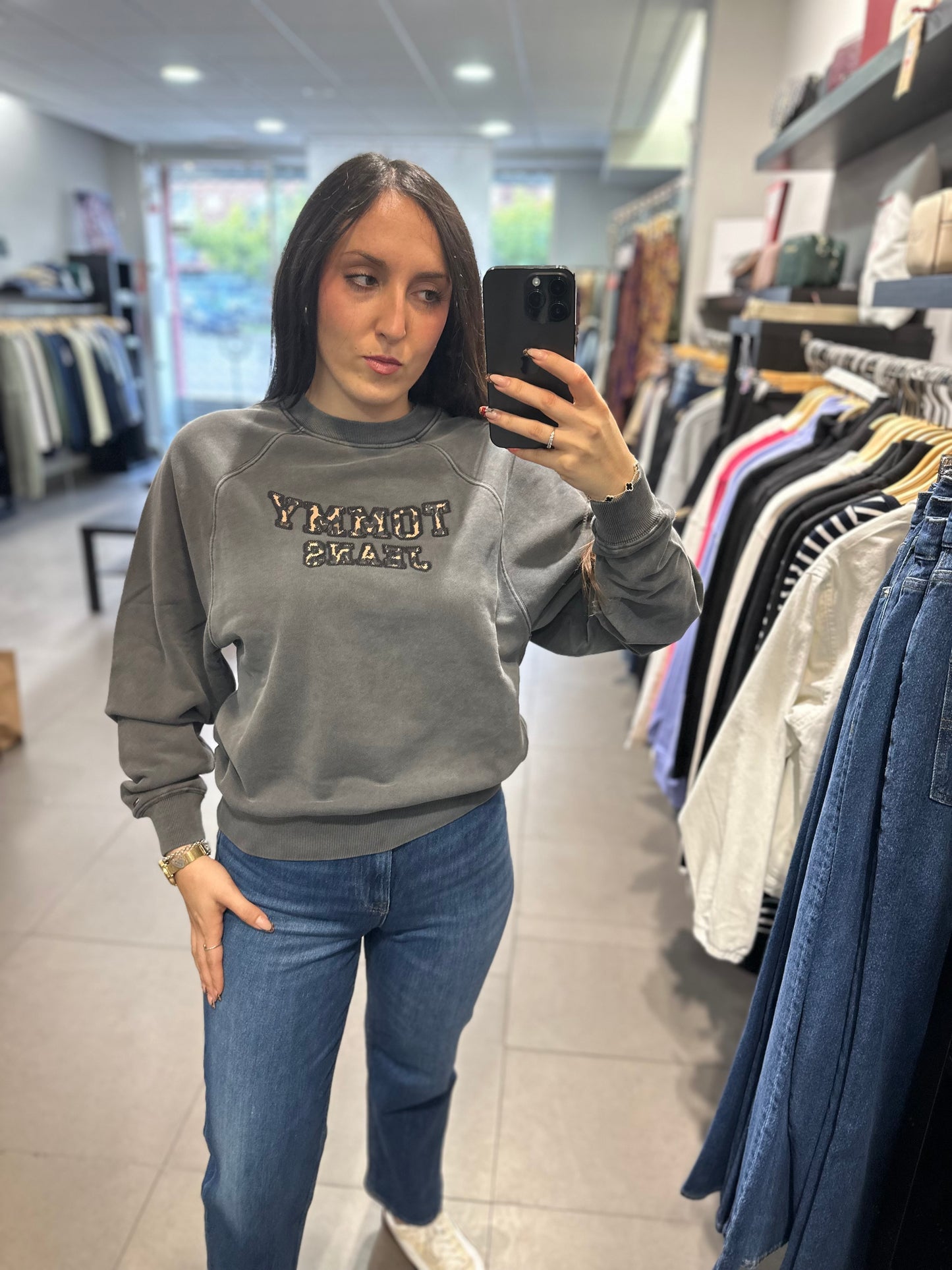 SUDADERA TOMMY JEANS GRIS LOGO ANIMAL PRINT