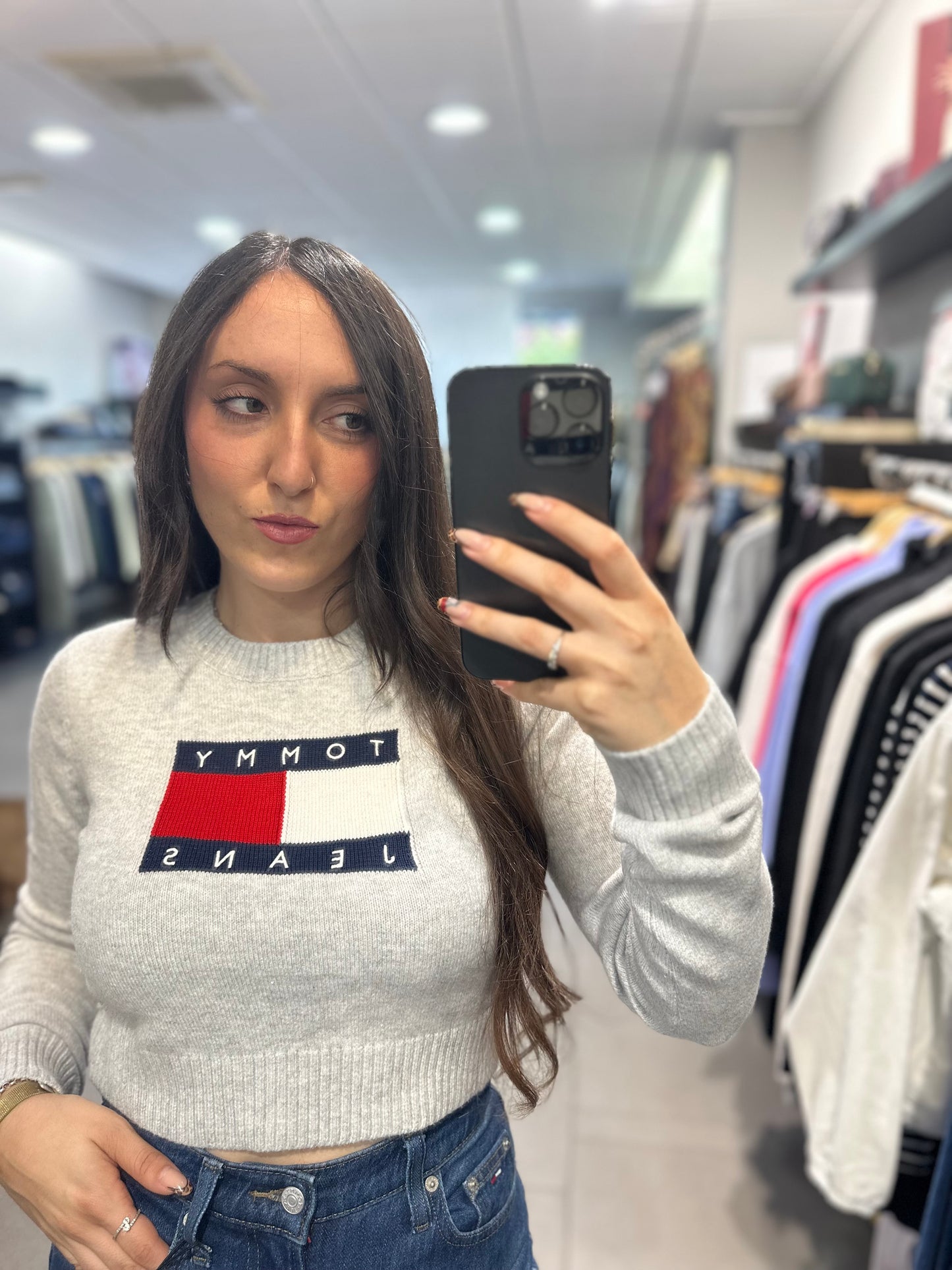JERSEY CROP TOMMY JEANS GRIS CON BANDERA CON BRIILLITOS