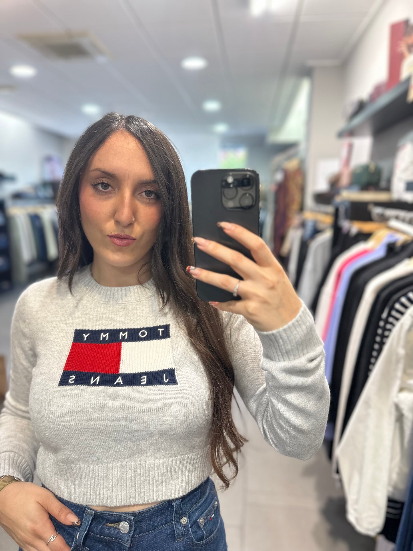 JERSEY CROP TOMMY JEANS GRIS CON BANDERA CON BRIILLITOS