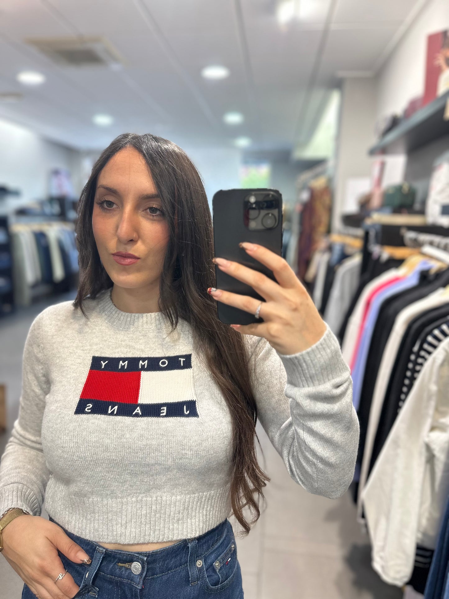 JERSEY CROP TOMMY JEANS GRIS CON BANDERA CON BRIILLITOS