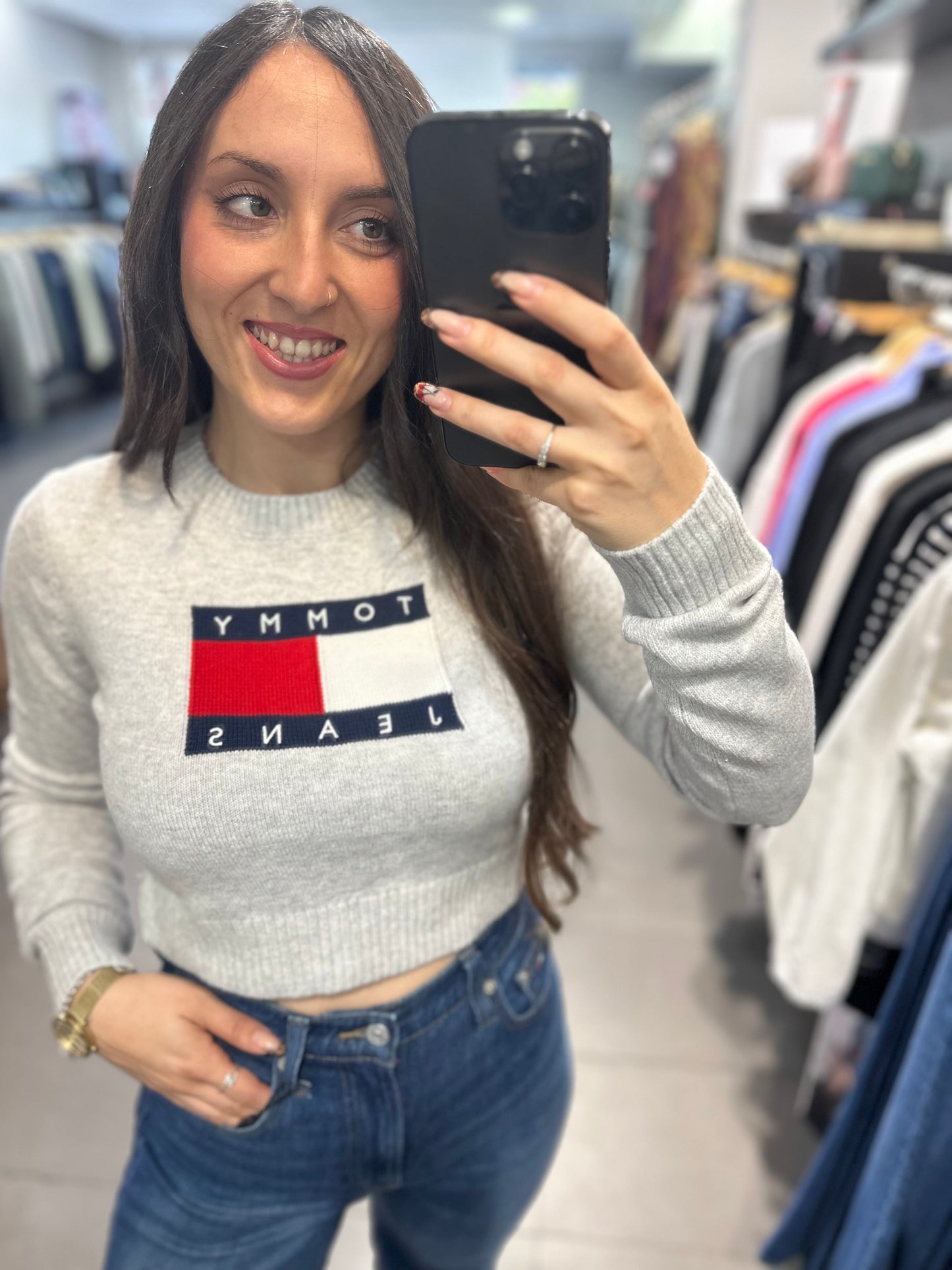 JERSEY CROP TOMMY JEANS GRIS CON BANDERA CON BRIILLITOS