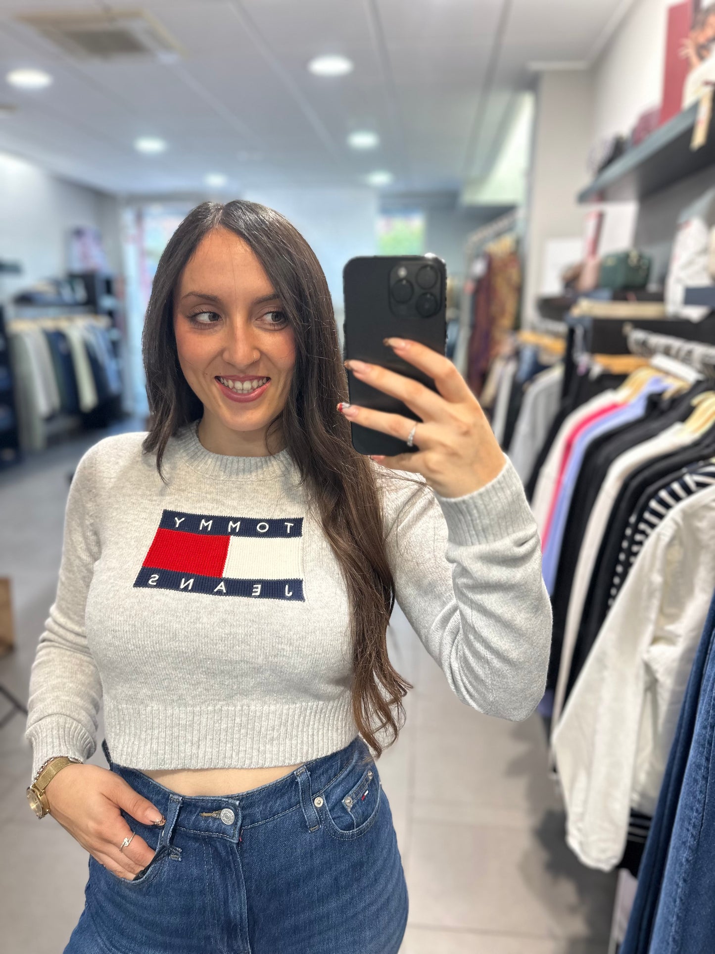 JERSEY CROP TOMMY JEANS GRIS CON BANDERA CON BRIILLITOS