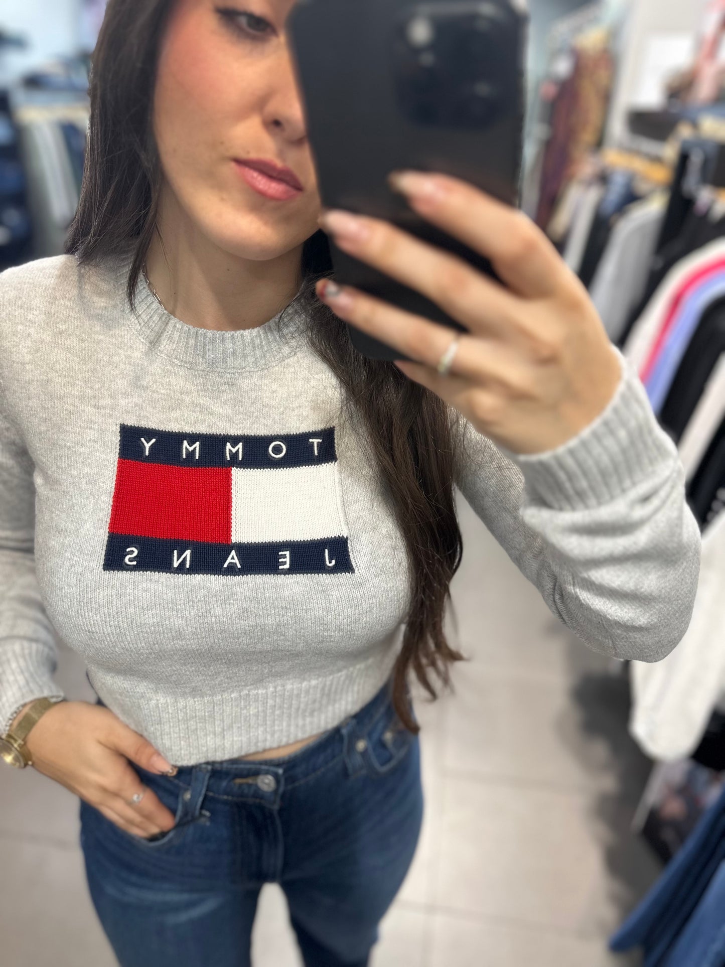 JERSEY CROP TOMMY JEANS GRIS CON BANDERA CON BRIILLITOS