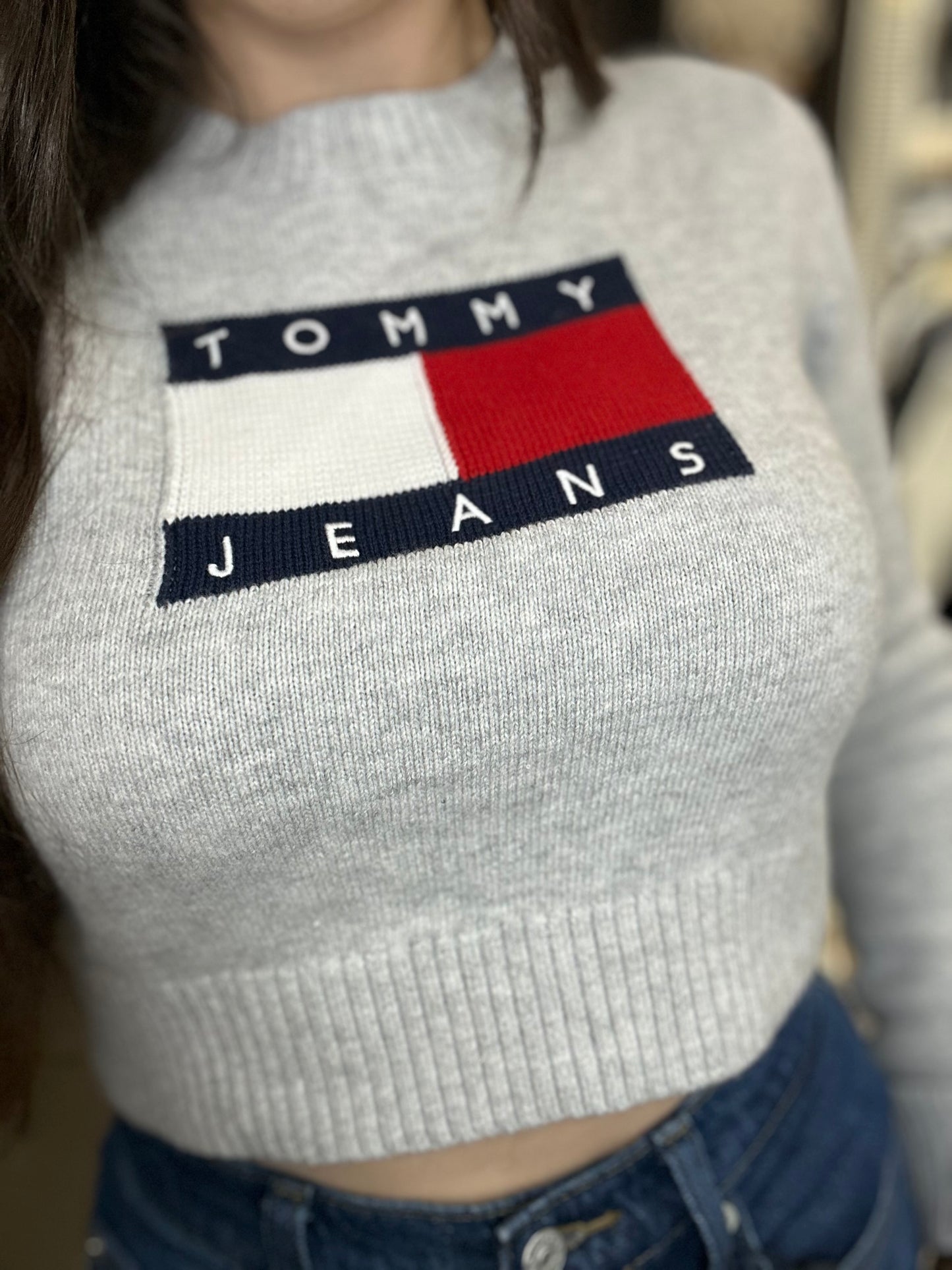 JERSEY CROP TOMMY JEANS GRIS CON BANDERA CON BRIILLITOS